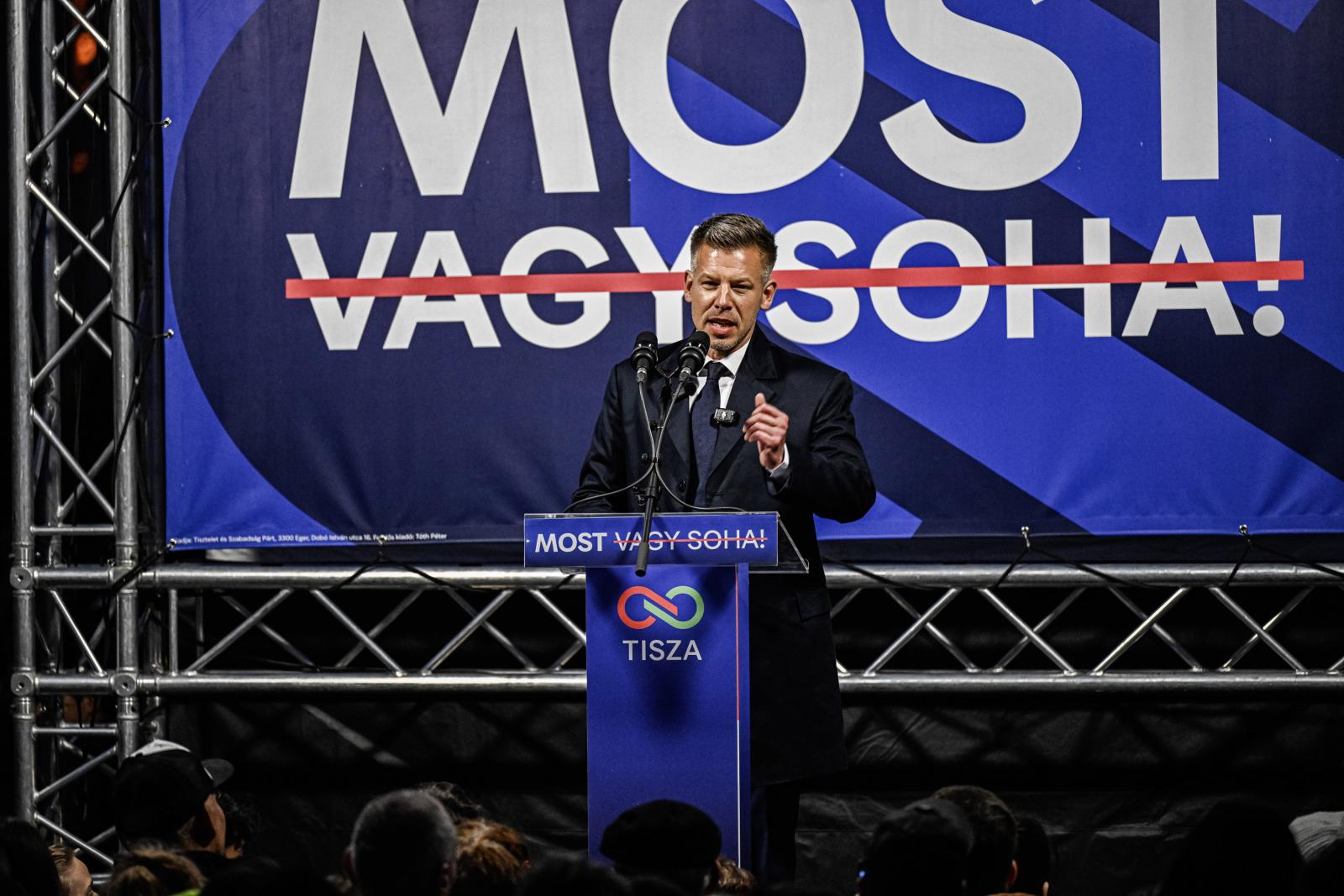 Magyar Péter a kampányzáróján: Kormányváltás után vizsgálatot indítunk Szijjártó Péter ellen, a Fidesz holnap is hamis zászlós akciókra készül