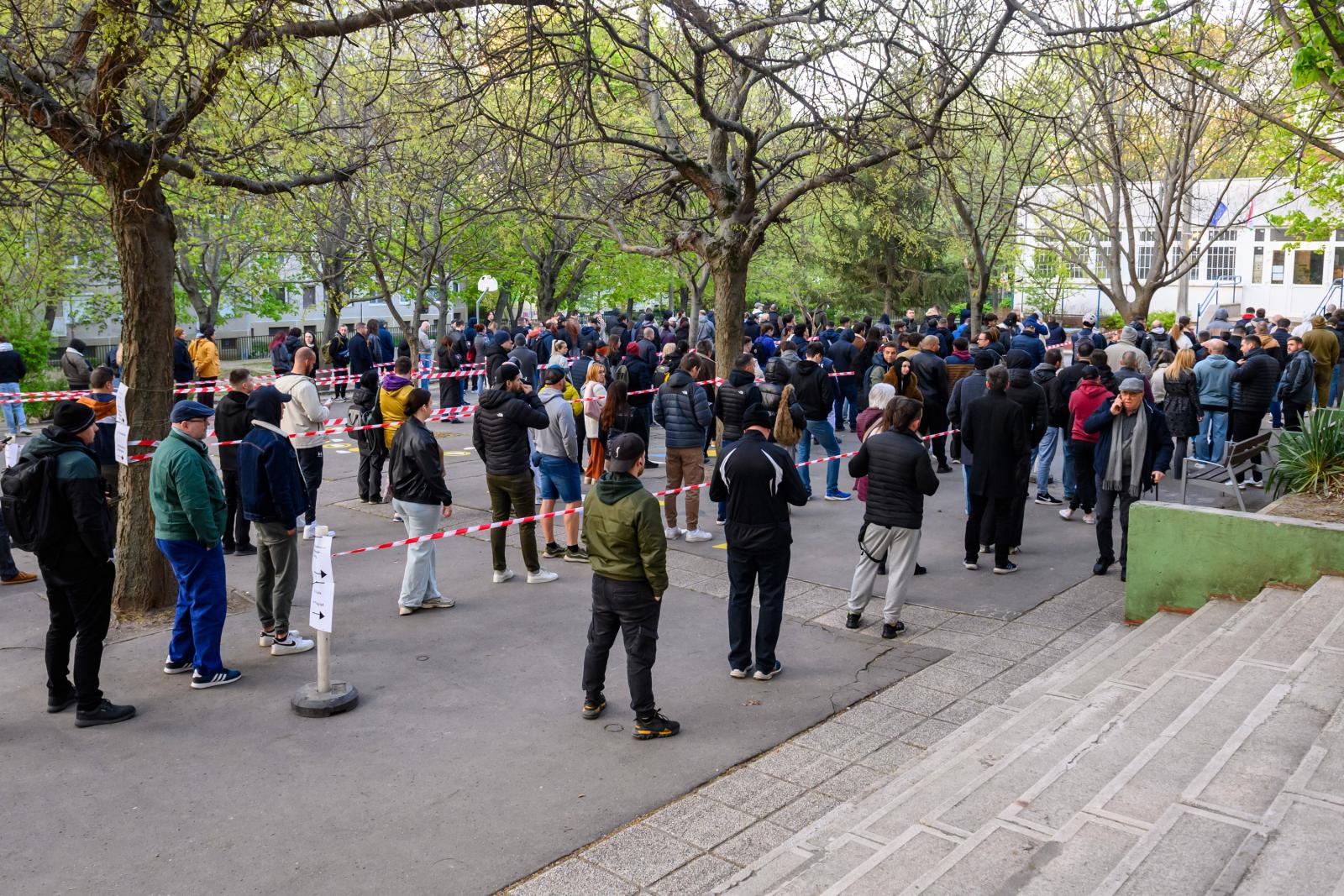 Az átjelentkezők miatt már kora reggel elég nagy volt a tömeg Budapest XI. kerületében
