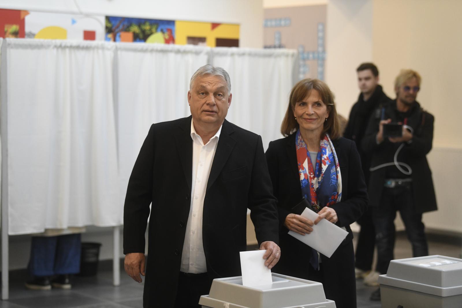 Orbán Viktor leadta a voksát, azt állítja, gratulálna Magyar Péternek, ha a Tisza Párt győz