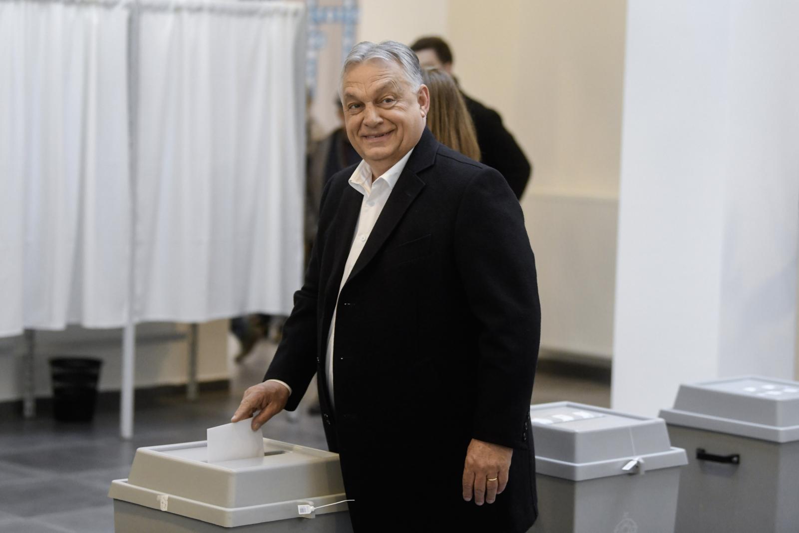 Orbán Viktor és Gulyás Gergely szerint a magas részvétel arány a Fidesznek kedvez, kár, hogy a történelem cáfolja ezt