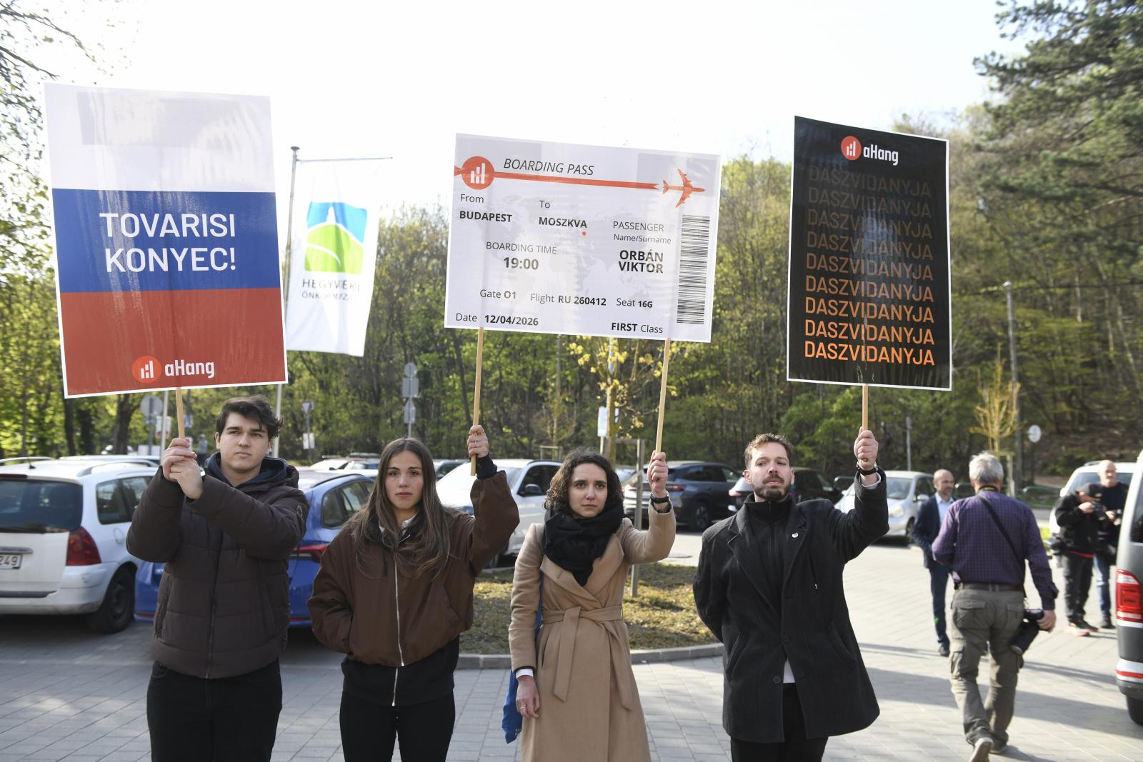„Daszvidanyja” és „Tovarisi Konyec” táblával, valamint egy Moszkvába tartó egyirányú repülőjeggyel várták Orbán Viktort szavazás után