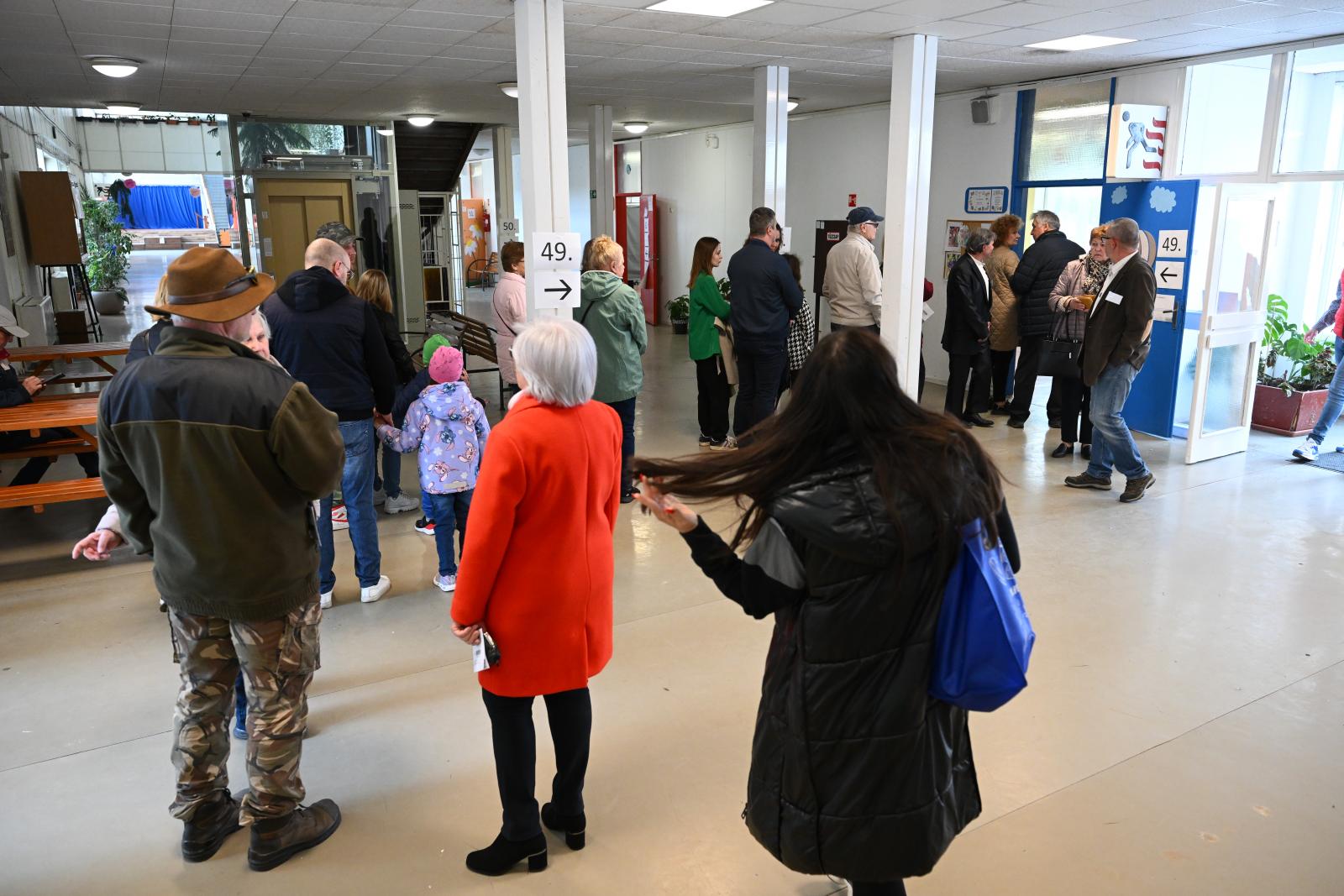 Délelőtt 11 óráig már csaknem hárommillió ember szavazott