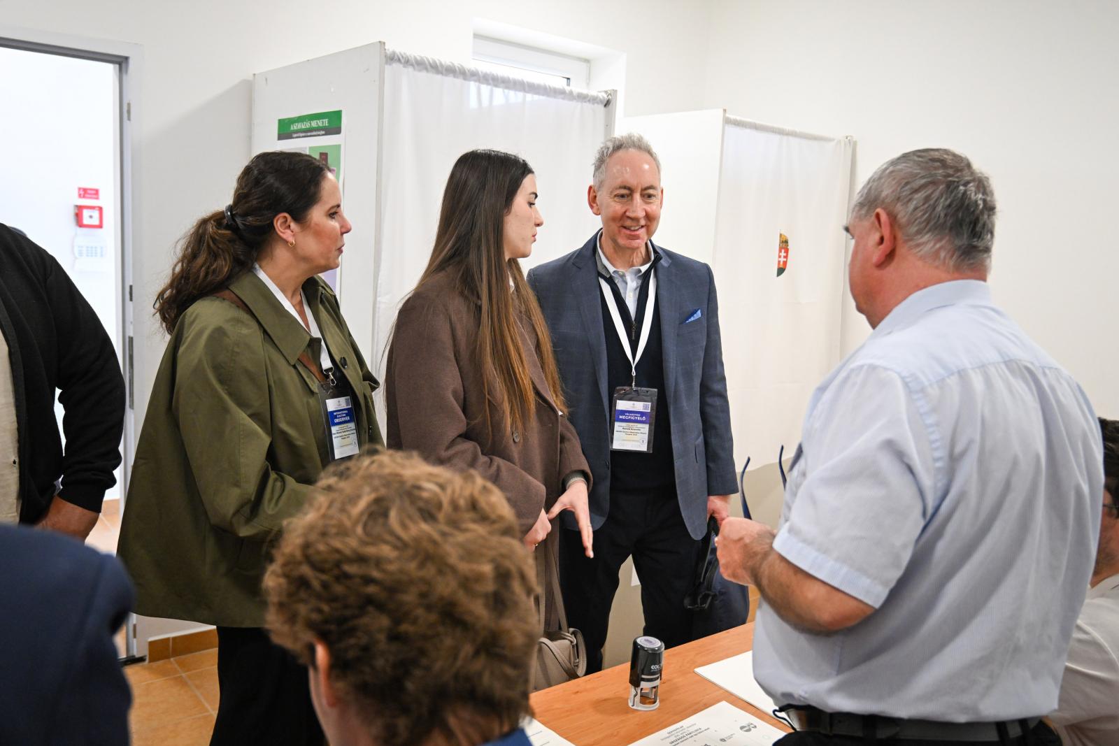 Miskolcon francia krémessel és tüskével lazítanak szavazás után, ha a Tisza Párt nyer, úgyis vége a világnak