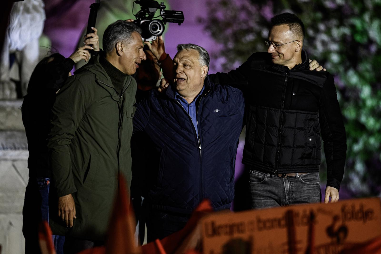 Az olaszoknak is feltűnt, Orbán Viktor milyen „peace & love” stílusban szólalt meg a kampányzáróján