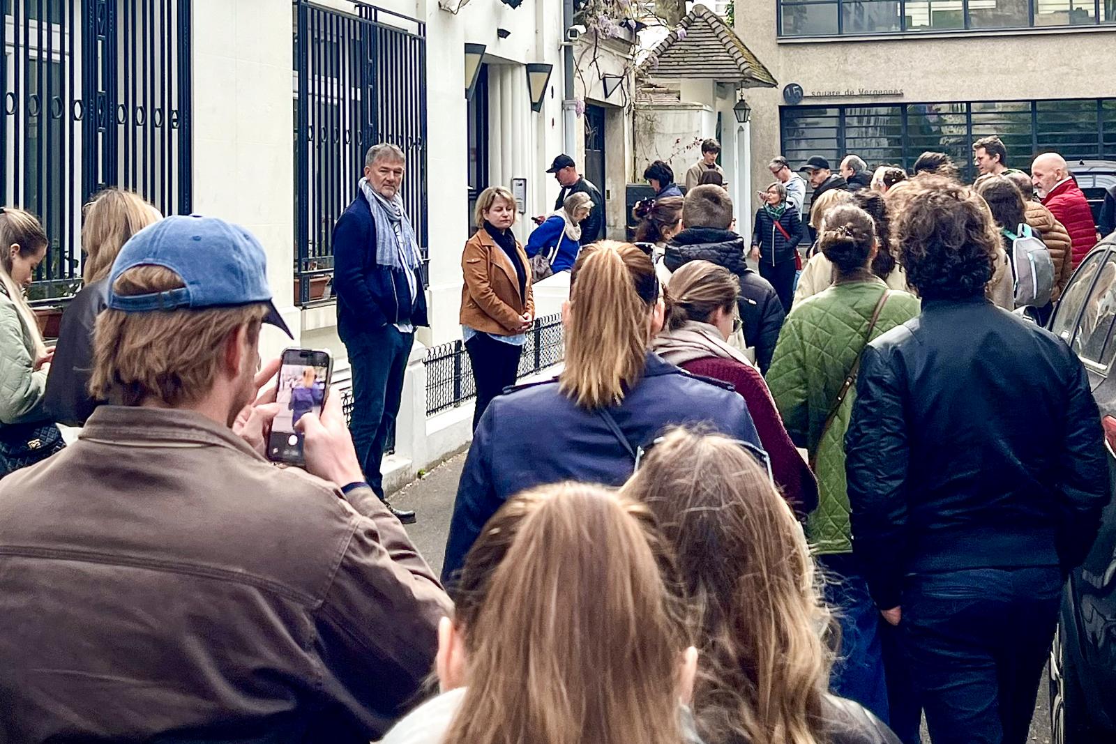 IBUSZ-zászló alatt érkeztek, euforikus hangulatban szavaztak a párizsi konzulátuson
