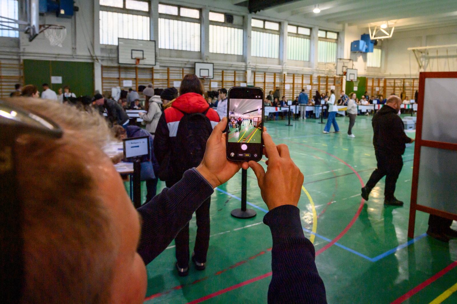 Ez nem fog gyorsan menni, Budapesten mindenhol hosszú sorbanállás vár az átjelentkezőkre