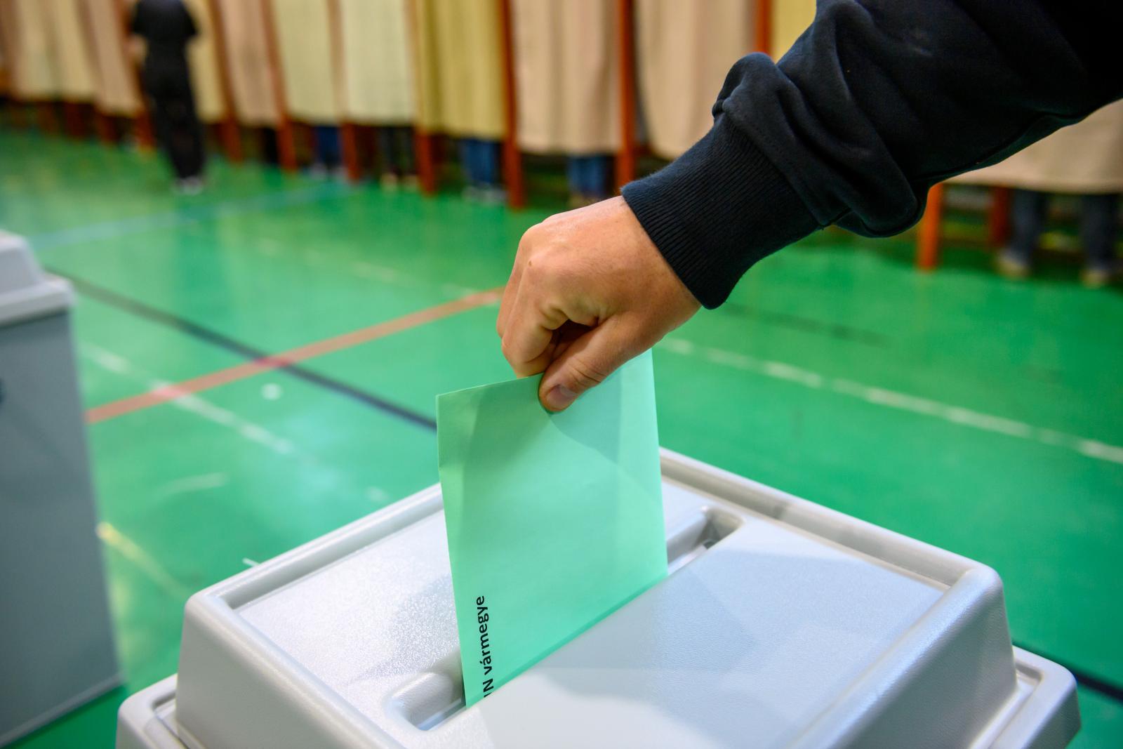 A lisszaboni magyar nagykövetségen megszerették a szürrealizmust, zöld boríték helyett fehéret adtak, de ráírták, hogy zöld boríték