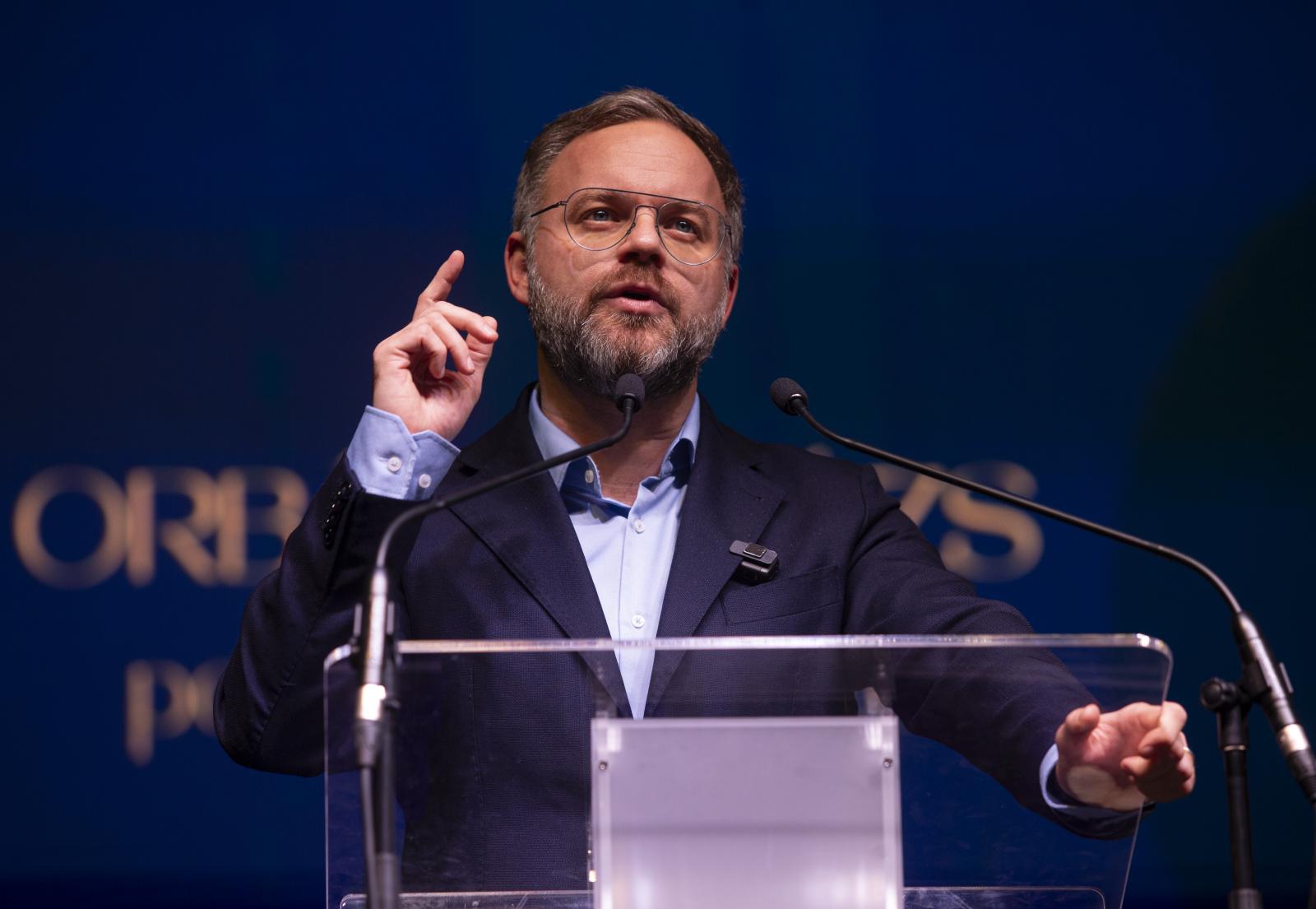 Orbán Balázs már azzal riogat, hogy tiszások fegyverrel mennének az utcára