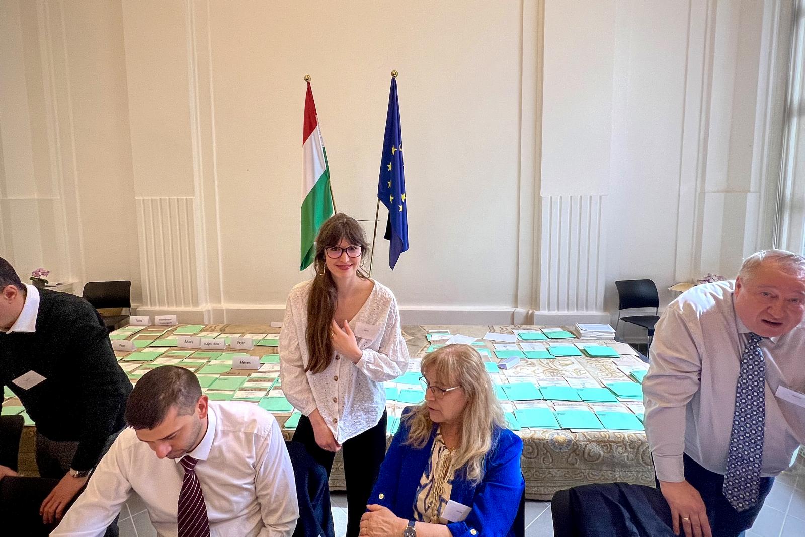 „Szeretnénk újra a gulyáslevesről beszélni” – Fiatal magyarok Párizsban a választás tétjéről