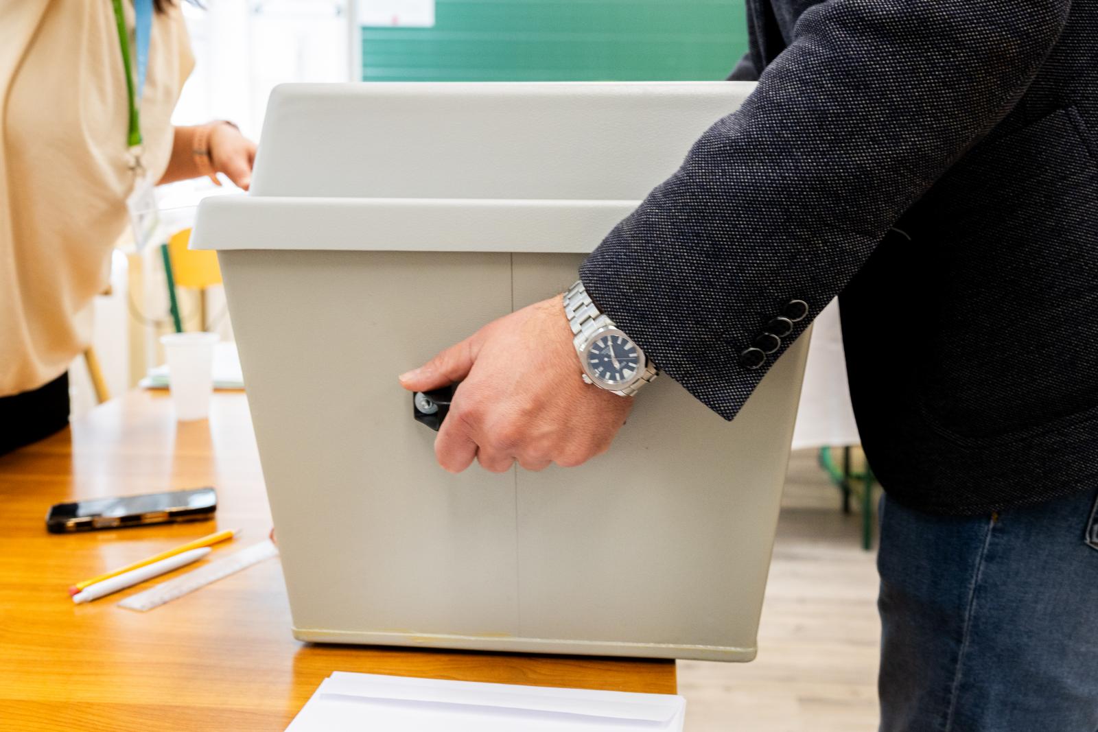 Kezdődik a szavazatszámlálás, a 21 Kutótóközpont szerint a Tisza 55, a Fidesz 38 százaléknyi voksot kaphat – Percről percre