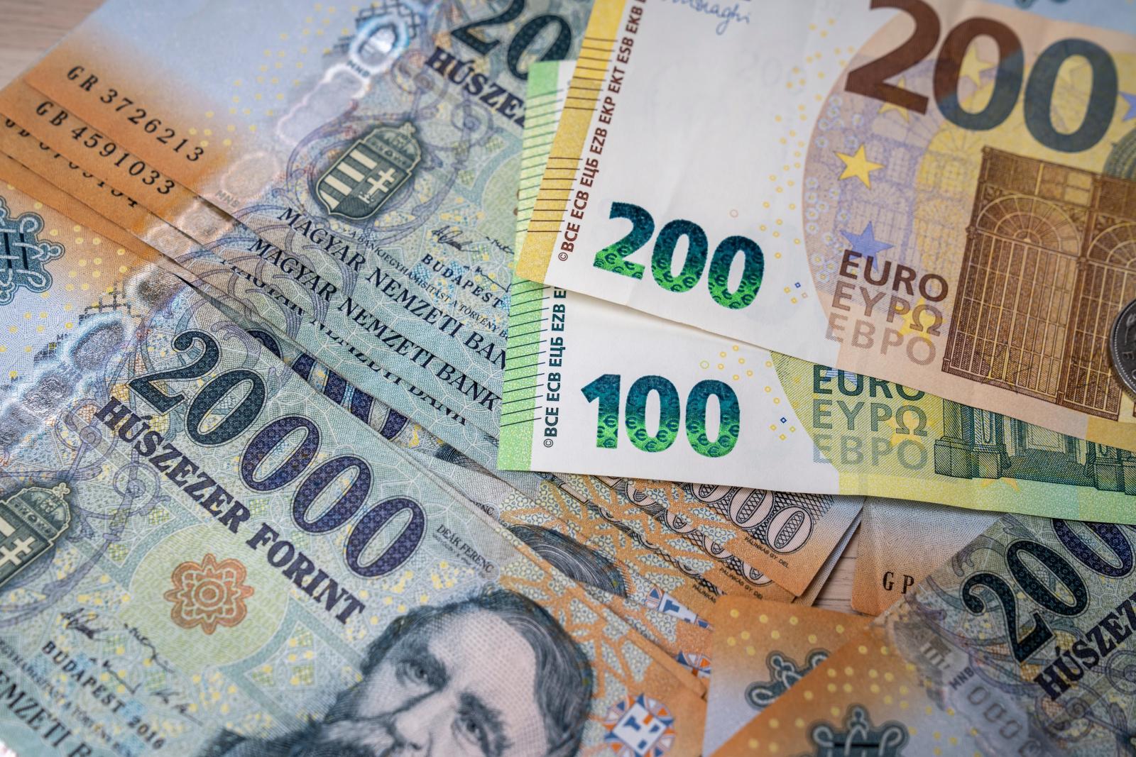 Négyéves csúcson nyitott a forint