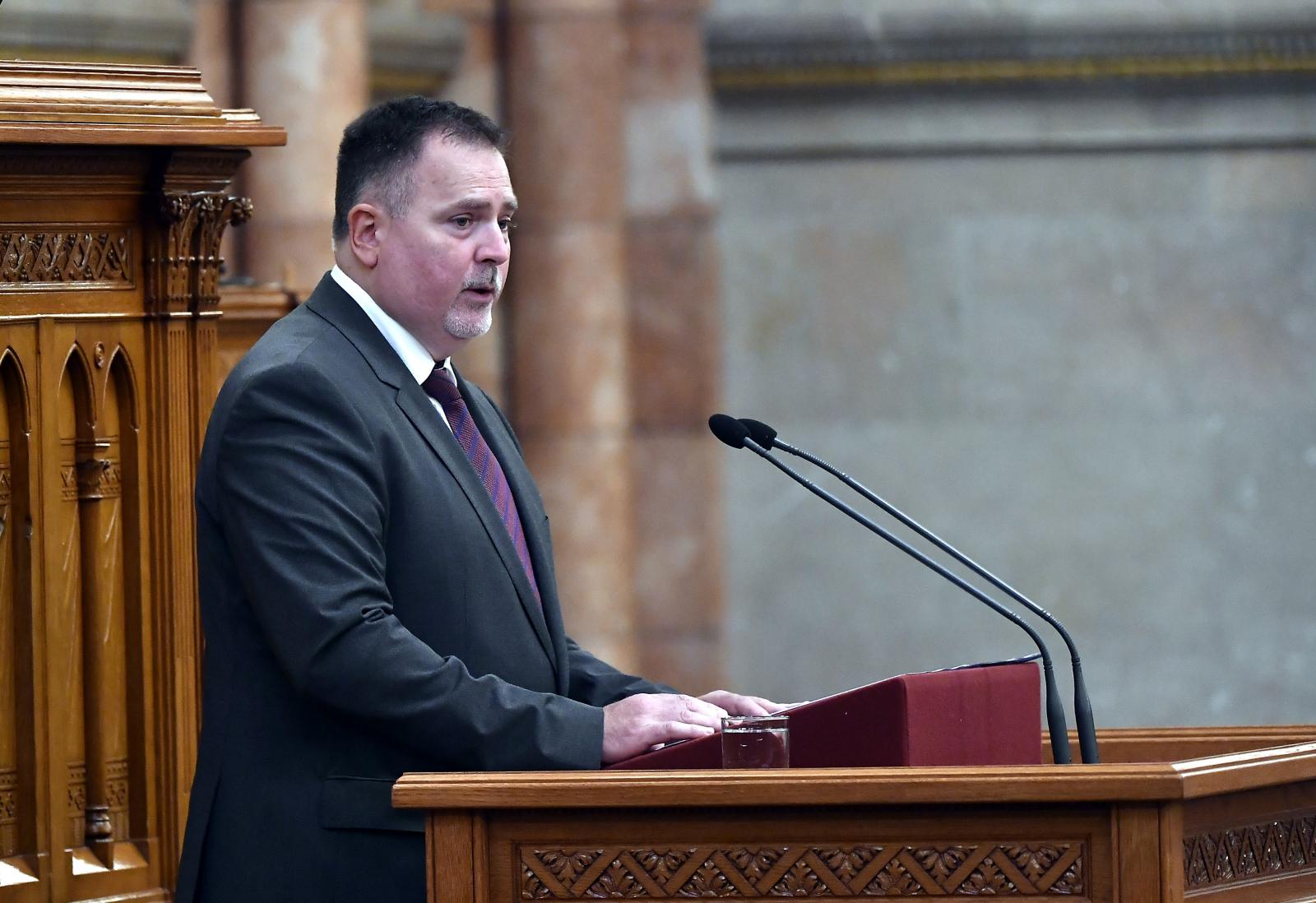 Egyelőre nem akar távozni sem az Alkotmánybíróság, sem az Állami Számvevőszék elnöke