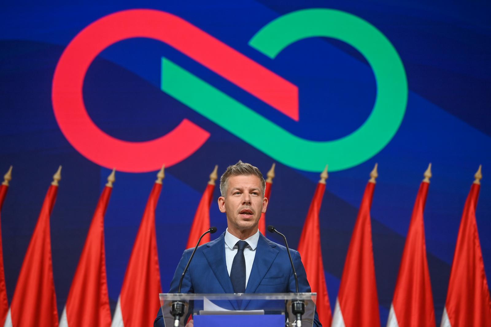 Magyar Péter: Szijjártó Péter ma 10 órakor megjelent a KKM-ben, a szankciós anyagokhoz köthető dokumentumokat darálják le éppen