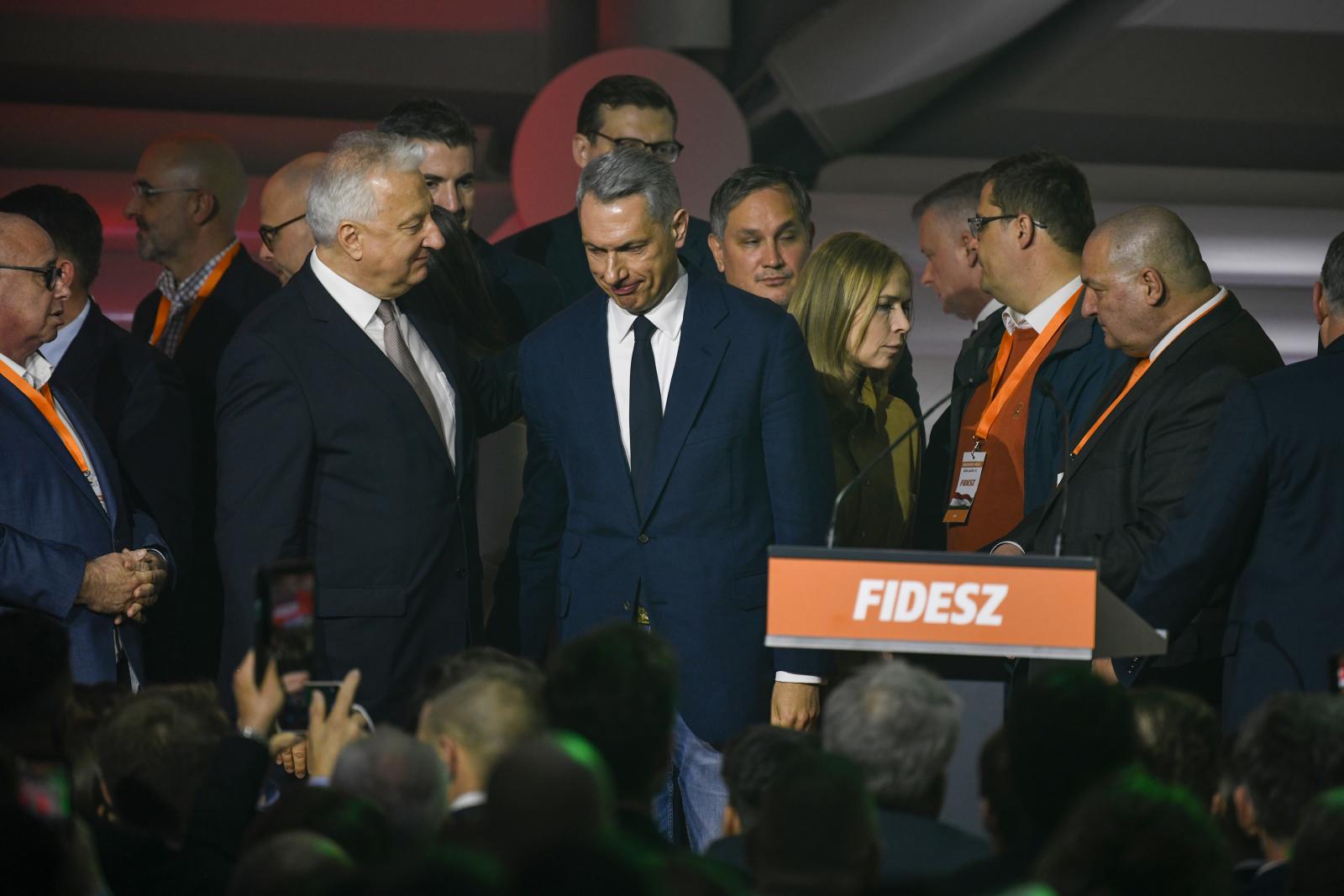 Lázár János: A többség döntése előtt fejet hajtunk