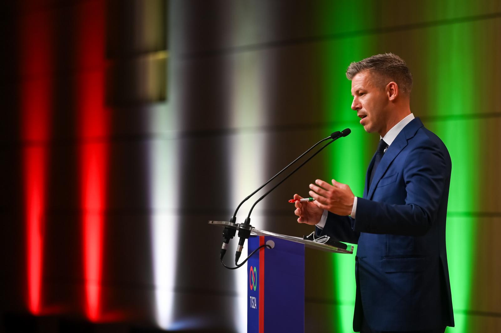 A stúdióból kijövet tapssal fogadták közmédia munkatársai Magyar Pétert