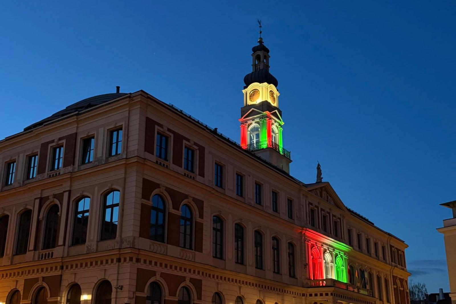 Ünnepel a lett főváros is, magyar nemzeti színekkel világították ki Rigában a városháza épületét