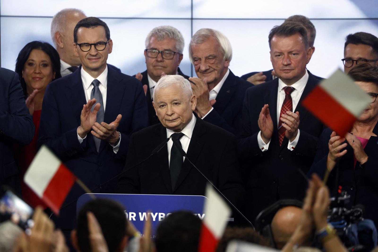 Jarosław Kaczyński: Magyar Péter megsütött egy kutyát, egy beteg társadalom választotta meg
