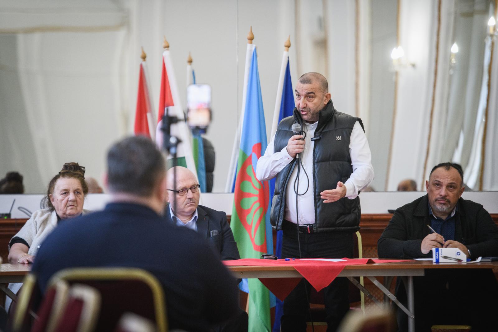„Szétszakított minket a cigány belháború” – Százával elégetett regisztrációs kérelmekről beszél a roma nemzetiségi lista vezetője