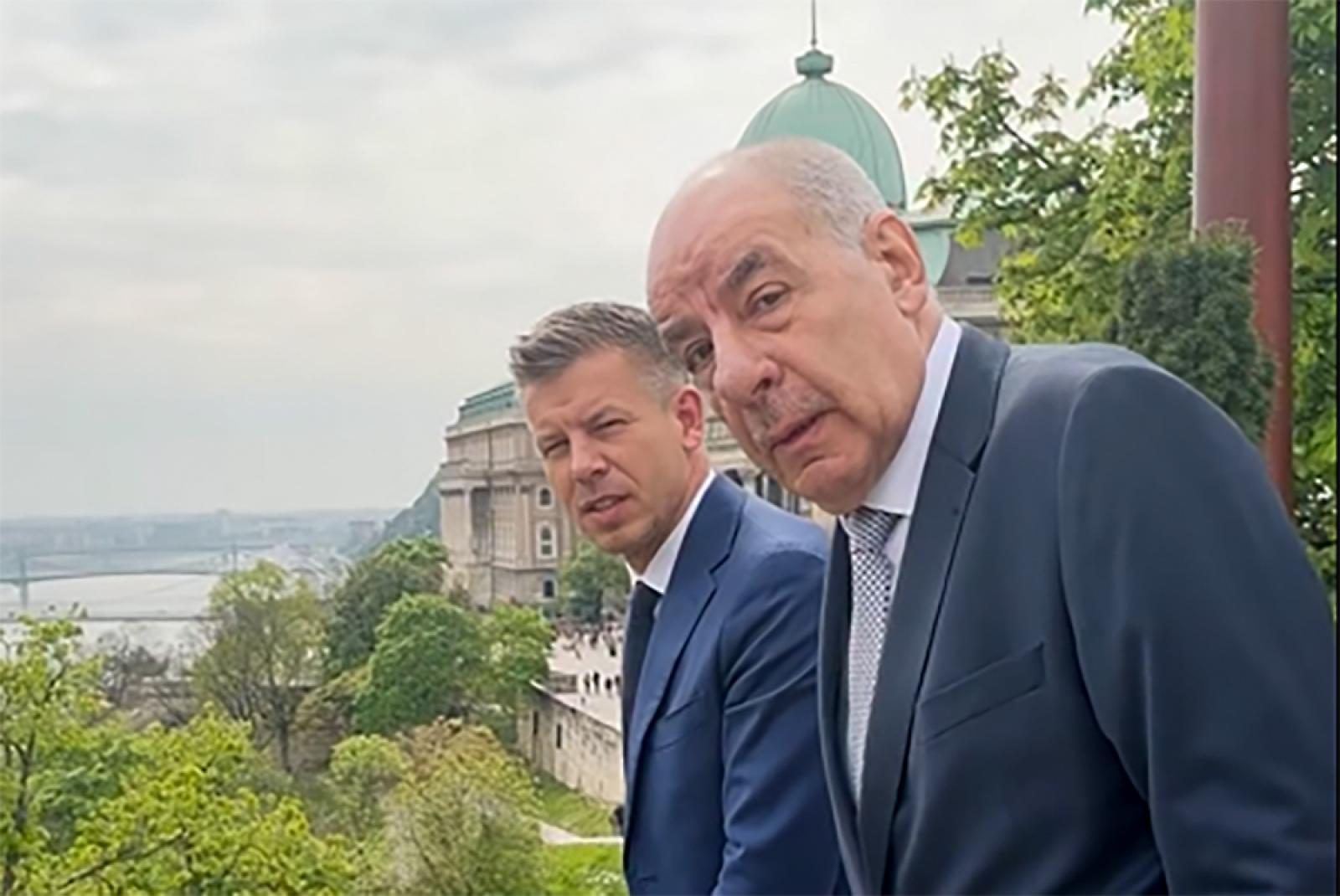 Magyar Péter és Sulyok Tamás a Sándor-palota teraszán kiszúrta a szomszédos teraszon papírjaiba mélyülő Orbán Viktort