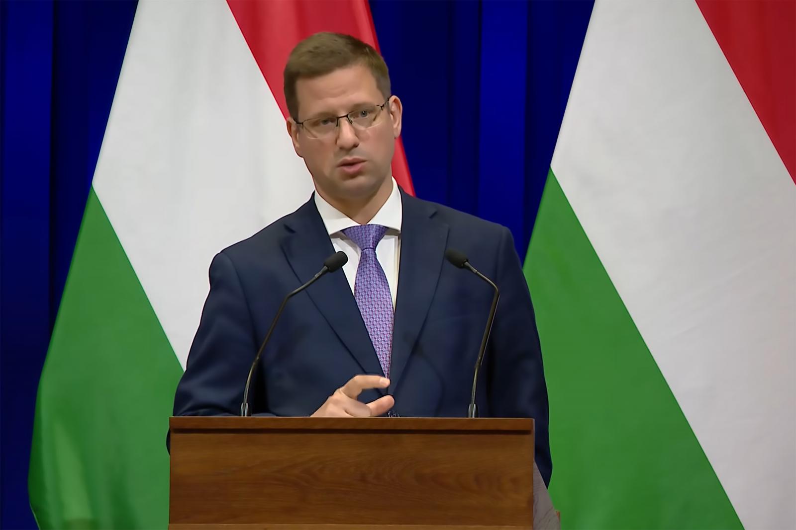 Megkérdeztük Gulyás Gergelyt, hogy akkor most Volodimir Zelenszkij alakít-e kormányt itt – Videó