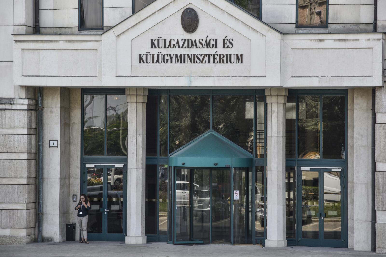 Titkosszolgálatokhoz kötődő orosz diplomatát fogadott Kubatov Gábor fia Szijjártó Péter tárcájánál