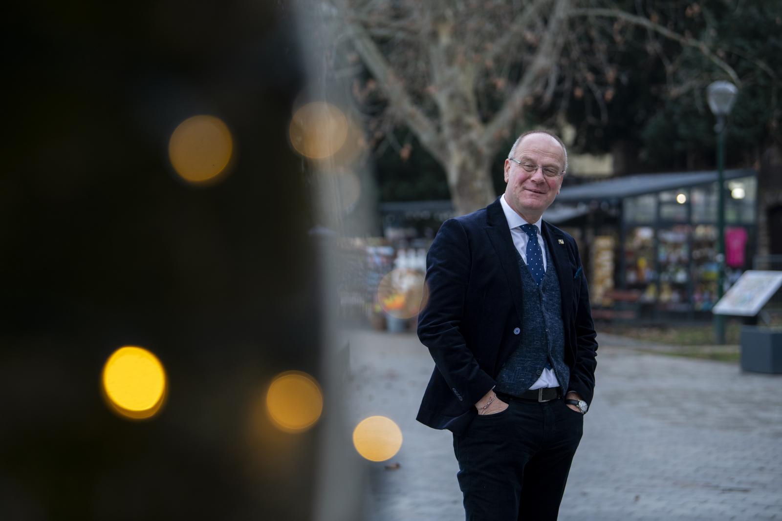 Navracsics Tibor megerősítette, hogy visszavonul, a miniszteri Facebook-oldala már el is tűnt