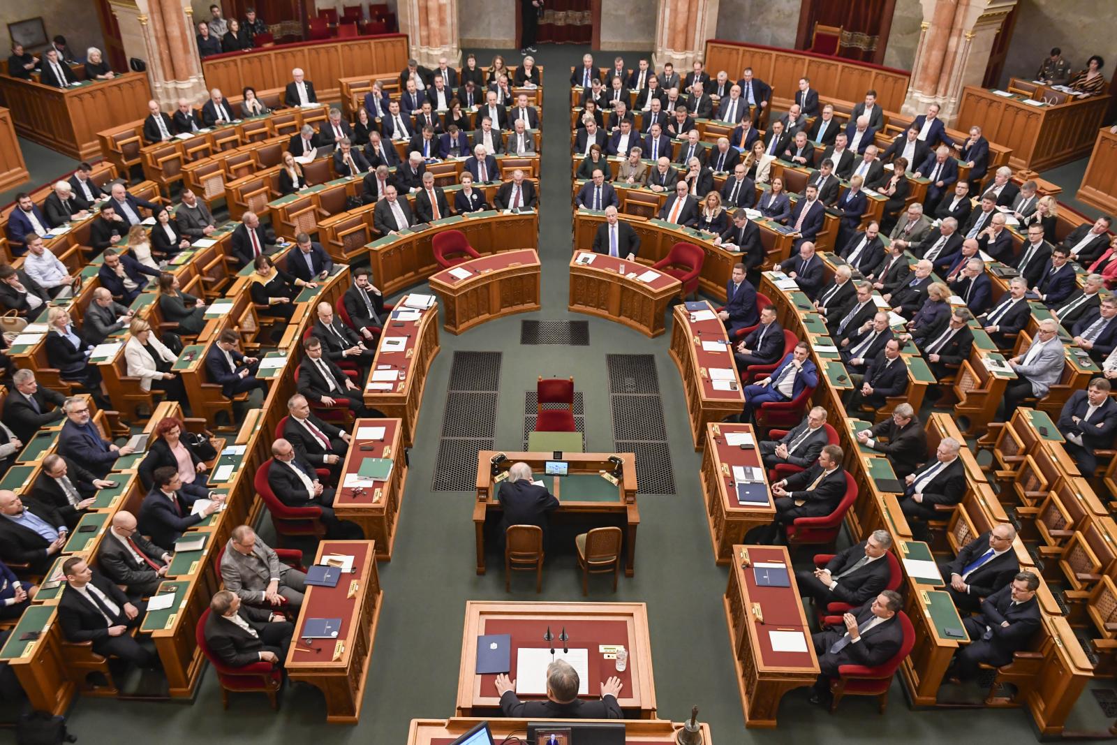 Több képviselő is 12 millió forintos fájdalomdíjjal távozhat az Országgyűlésből