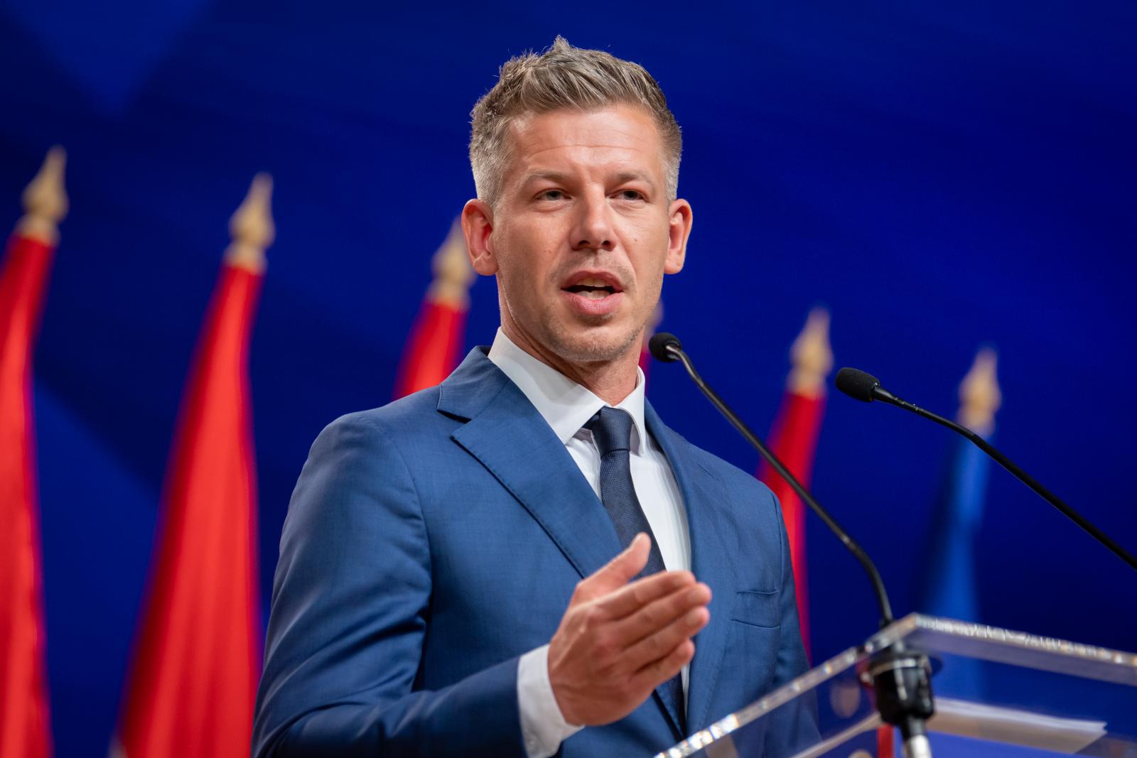 Magyar Péter: Megállapodtunk arról, hogy a védett árat mind a gázolaj, mind a benzin esetén fenntartjuk az új kormány megalakulása után is