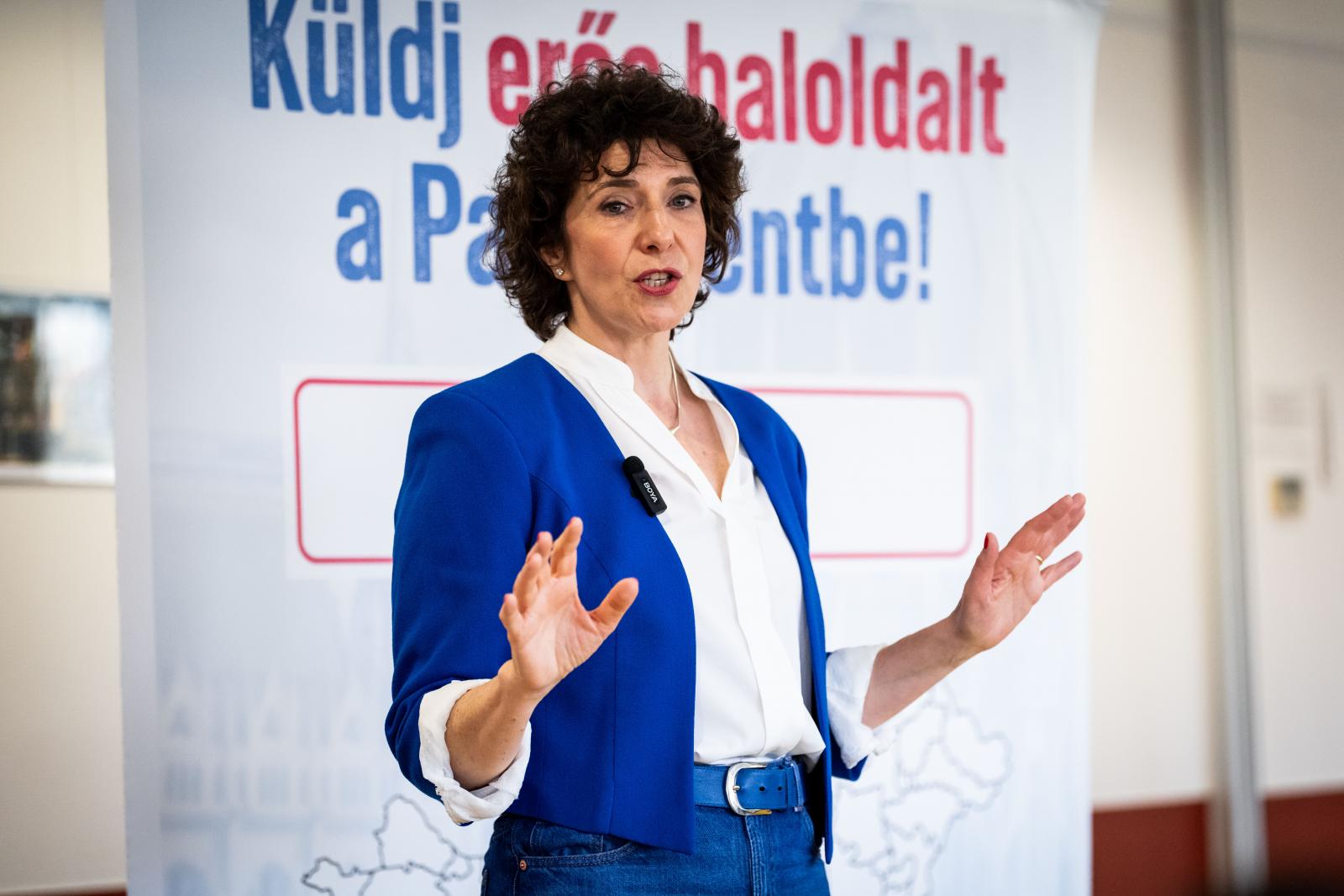 Már a választás másnapján, hétfőn elbocsátotta több dolgozóját a Demokratikus Koalíció