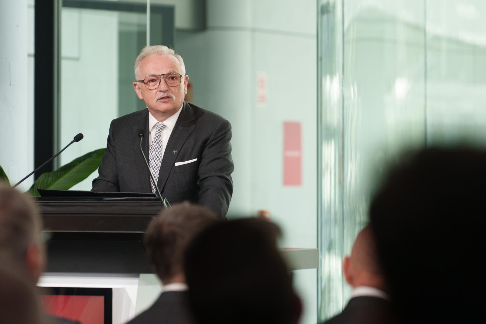 Magyar Péter találkozik Hernádi Zsolttal, elvárja tőle, hogy a Mol ne fizesse ki az MCC-nek a 25 milliárdos osztalékot