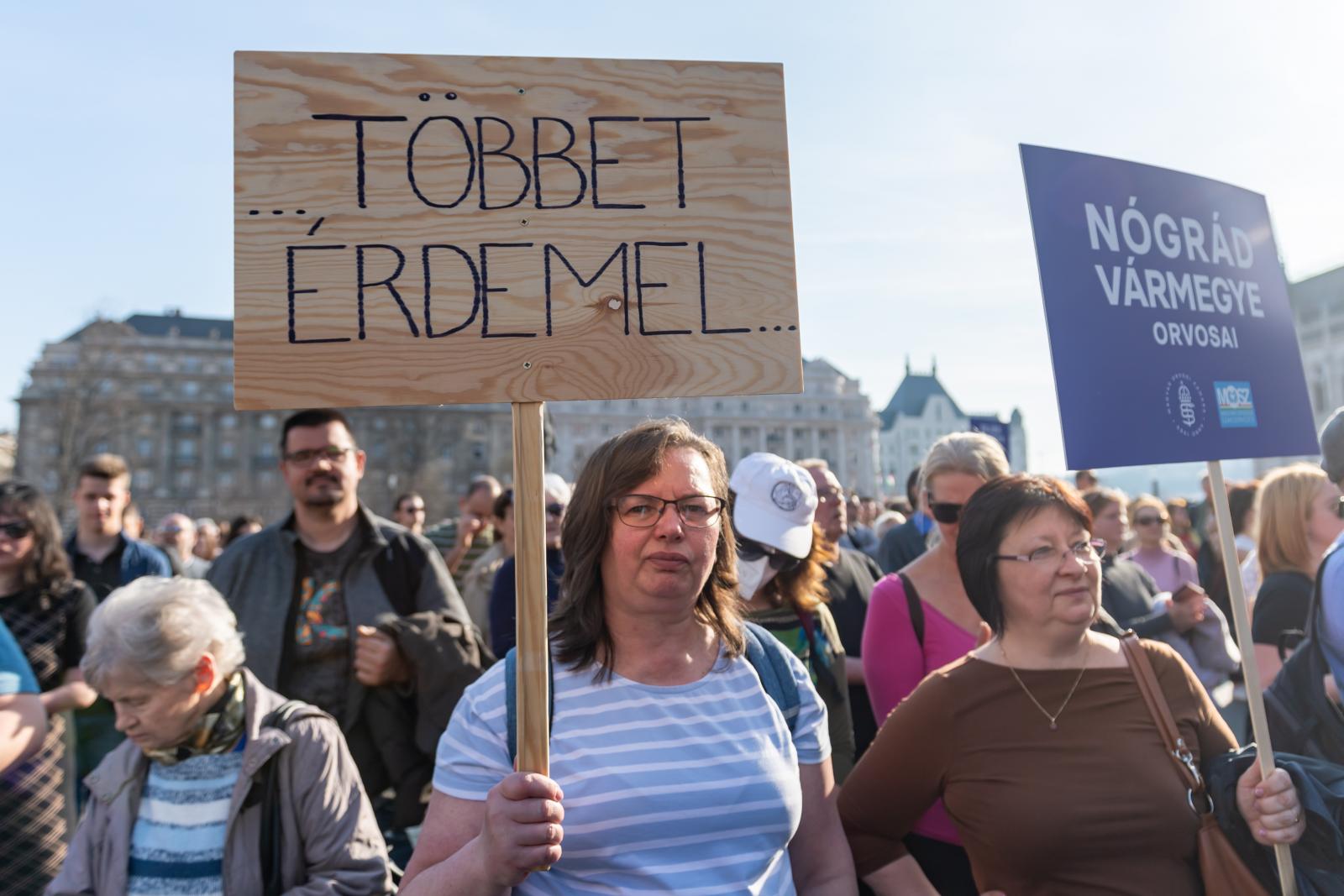 Sürget az idő, de az Orbán-kormány a Tiszára hagyja az új gyógyszerek támogatásáról és a kórházi kassza kiegészítéséről a döntéseket