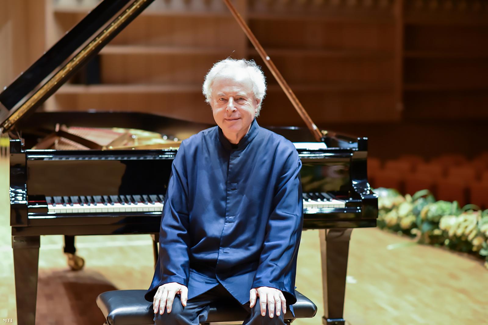 Megbukott az Orbán-kormány, Schiff András újra fellép Budapesten