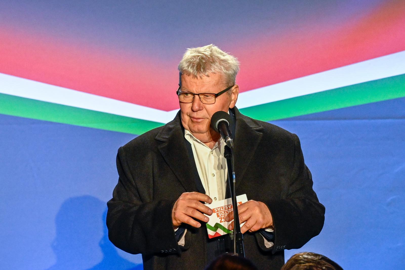 Elkezdték összeszámolni az átjelentkezők és külképviseleten voksolók szavazatait, a fideszes Süli János is búcsúzhat a parlamenttől