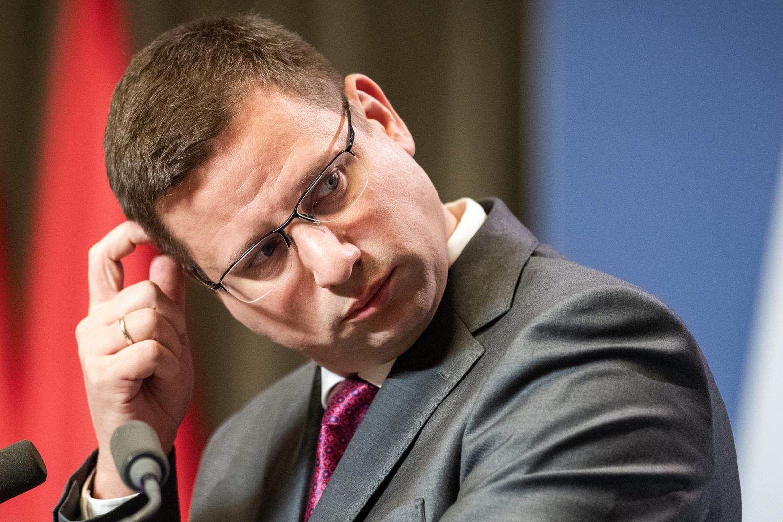 Gulyás Gergelynek hálásak lehetünk, Menczer Tamásból pápa lesz – Nagyon rosszul öregedő mondatok a NER-ből