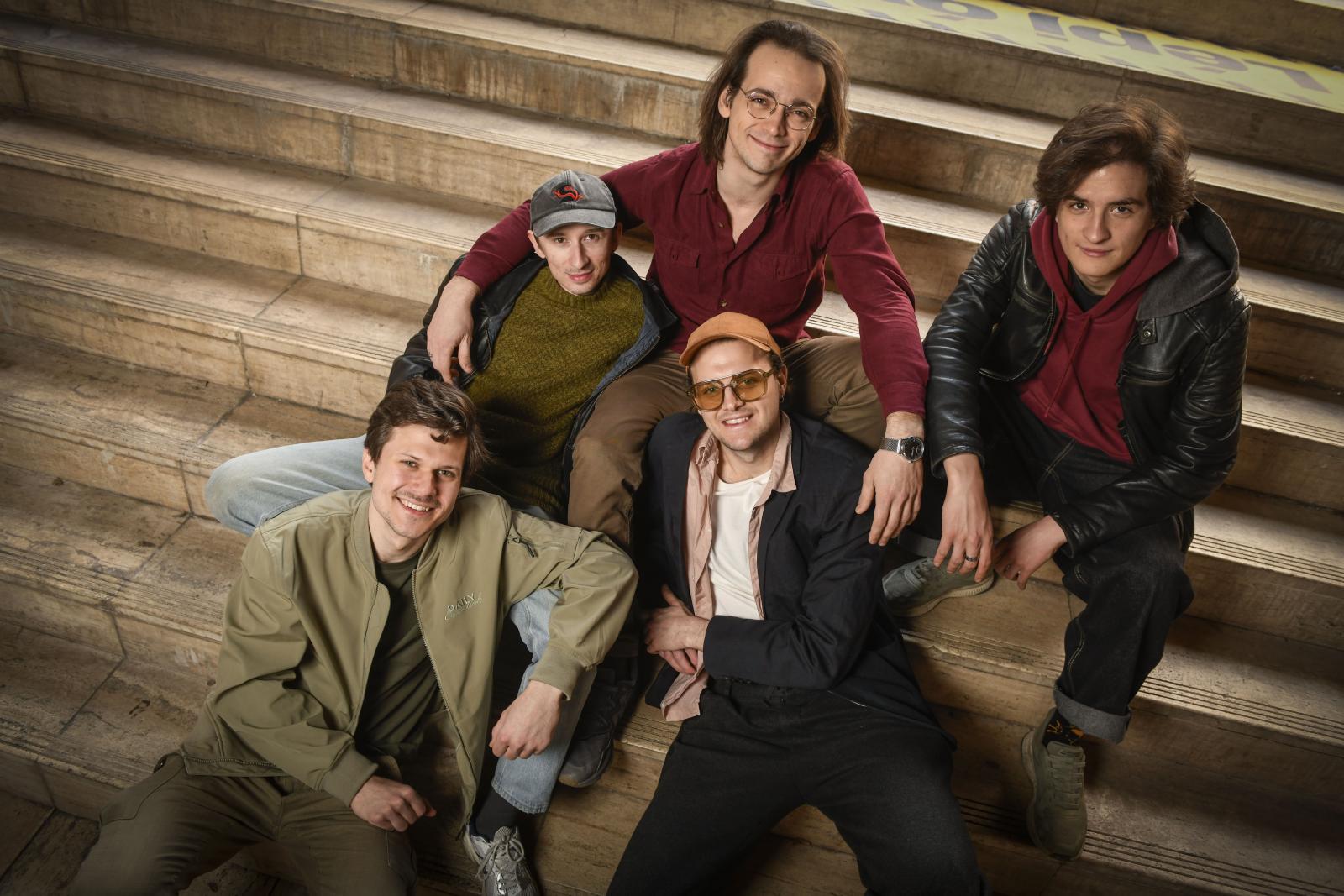 „Mi alakítjuk a saját sorsunkat” – Hét fiatal színész saját kezébe vette a színházcsinálást a díszletépítéstől a szerződéskötésig