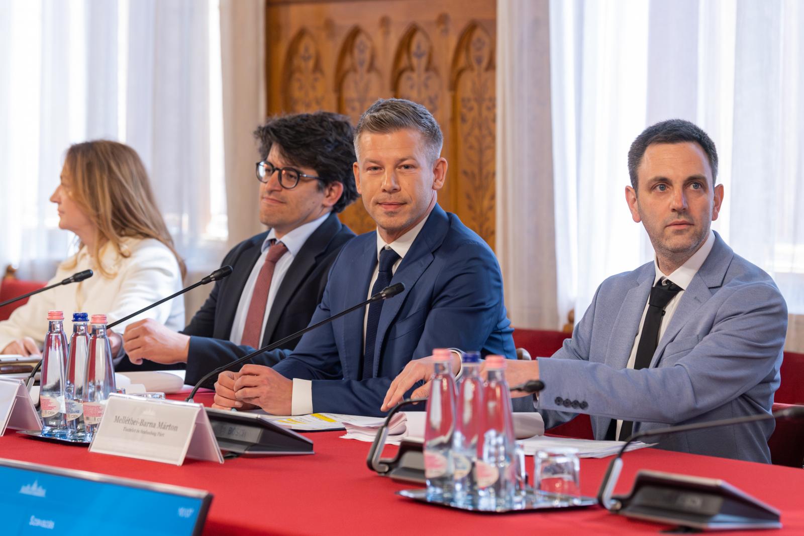 Magyar Péter szórta a nagyvonalú gesztusokat, békéről azonban szó sincs a túlélésért küzdő Fidesszel