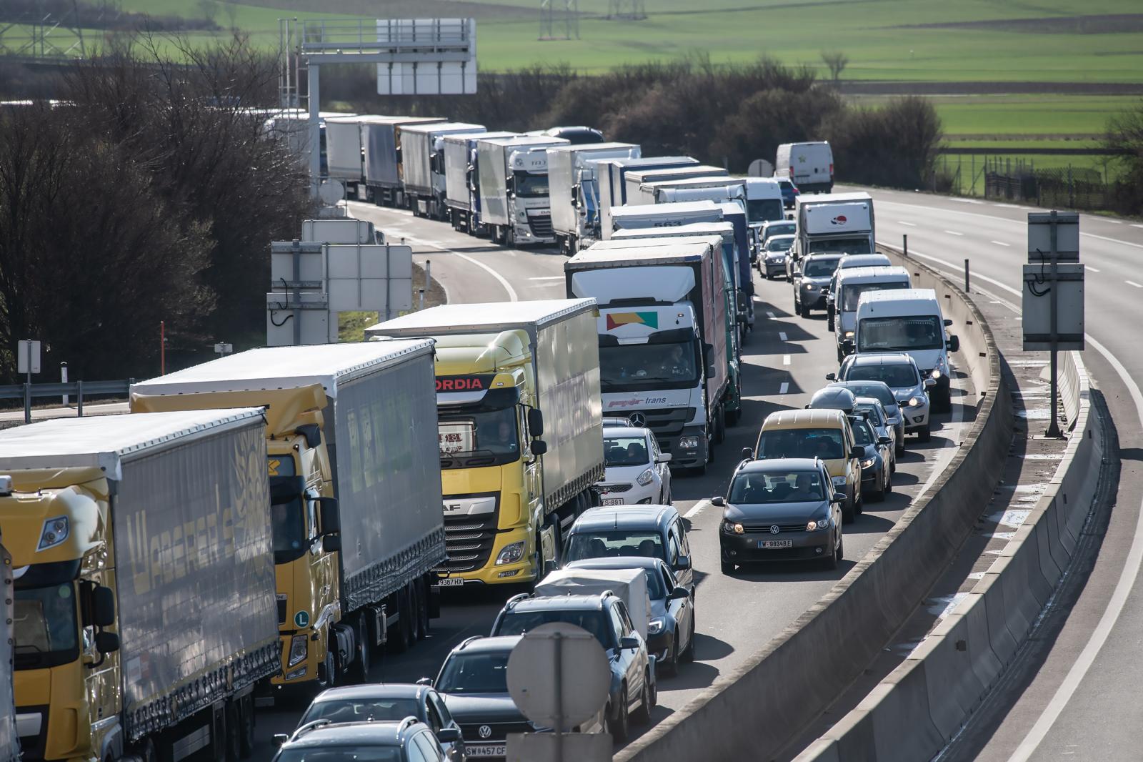Kisbusz és autó ütközött Tatabányánál, teljes útzár van az M1-esen