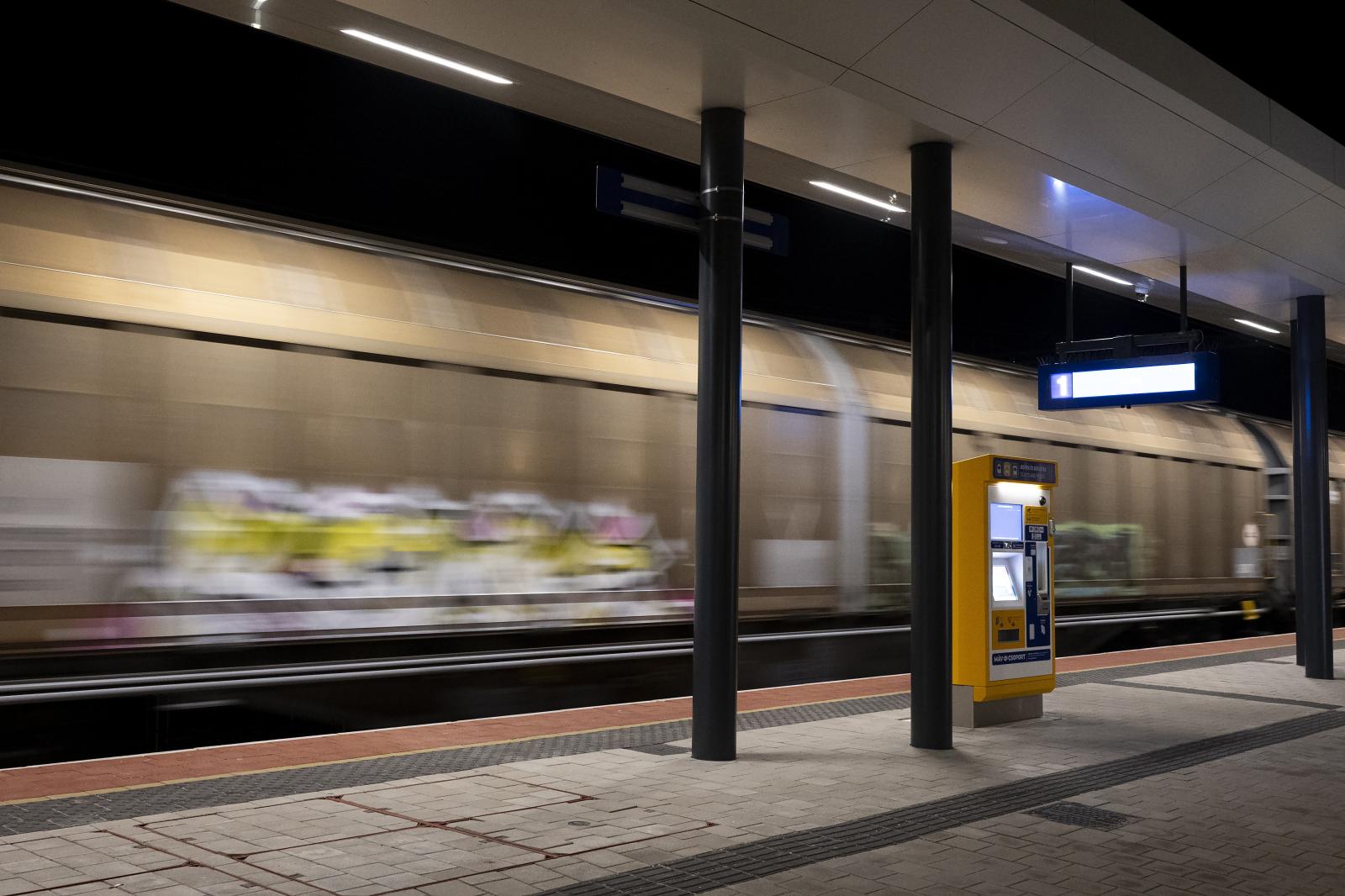 Átlagosan napi hat, azaz 6 tehervonat gördül végig az ezer milliárd forintból felújított Budapest-Kelebia vonalon