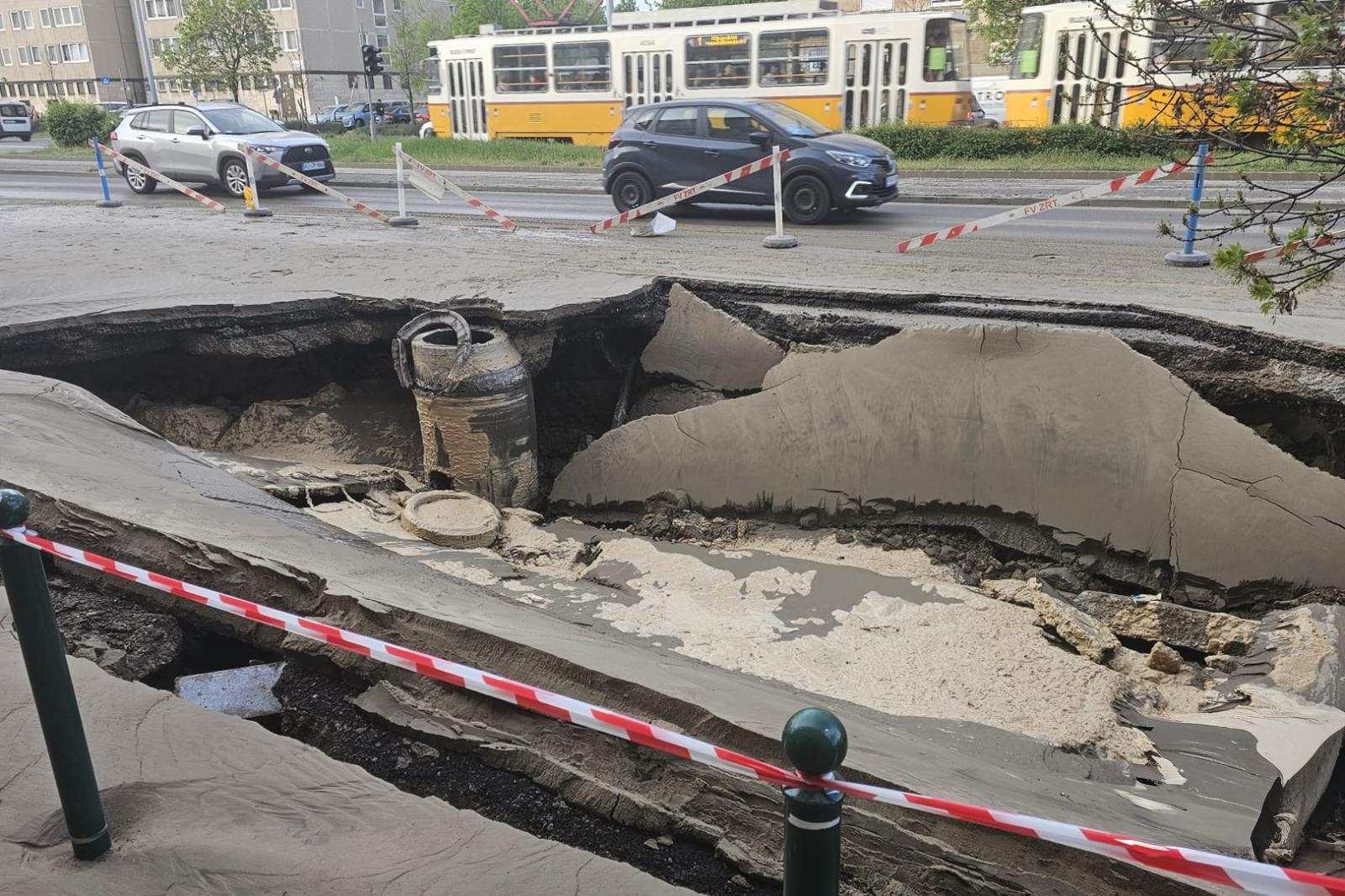 Csőtörés miatt beszakadt az úttest hétfő reggel a Róbert Károly körúton
