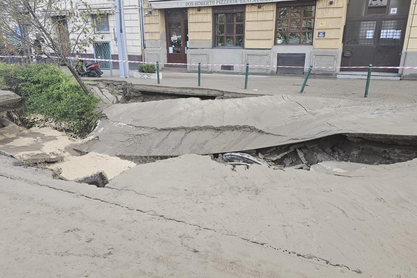 Napokig dolgoznak majd a csőtörés helyszínén, várhatóan hétvégéig forgalmi korlátozás lesz a Róbert Károly körúton