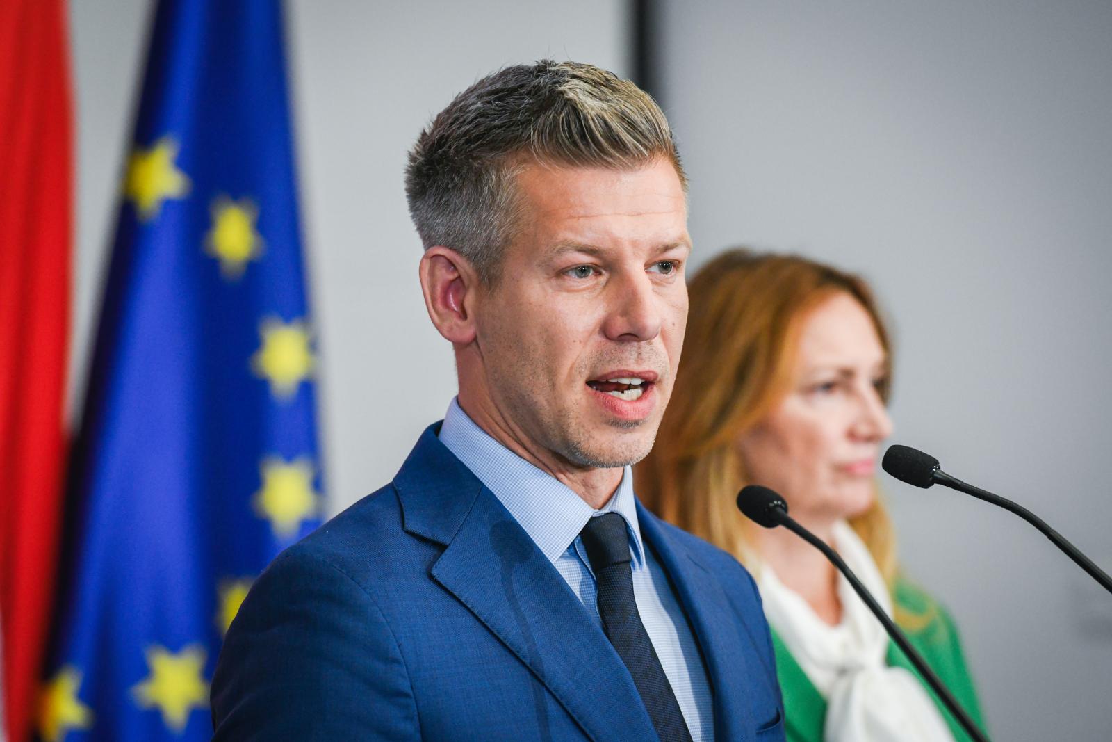 Magyar Péter fogadja az RMDSZ elnökét, 17 gimnázium igazgatójával egyeztet a Tisza-kormány oktatási terveiről