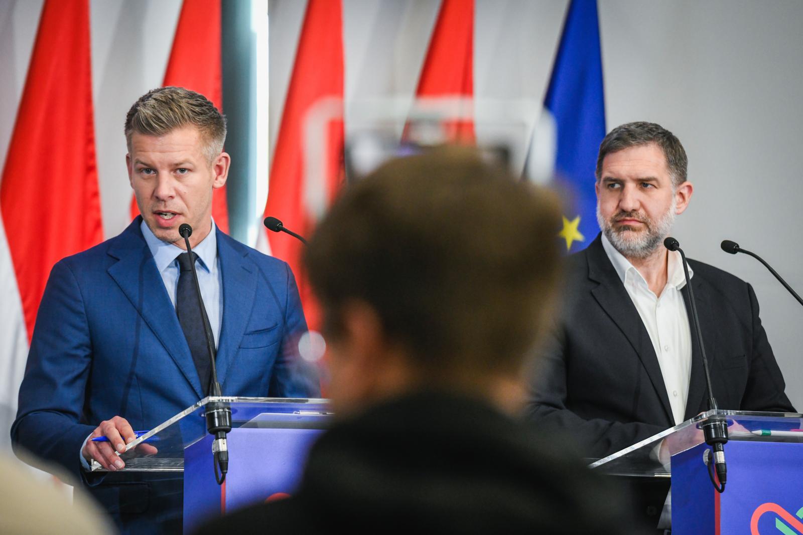 Felmentette a kormány a titkosszolgálatok vezetőit
