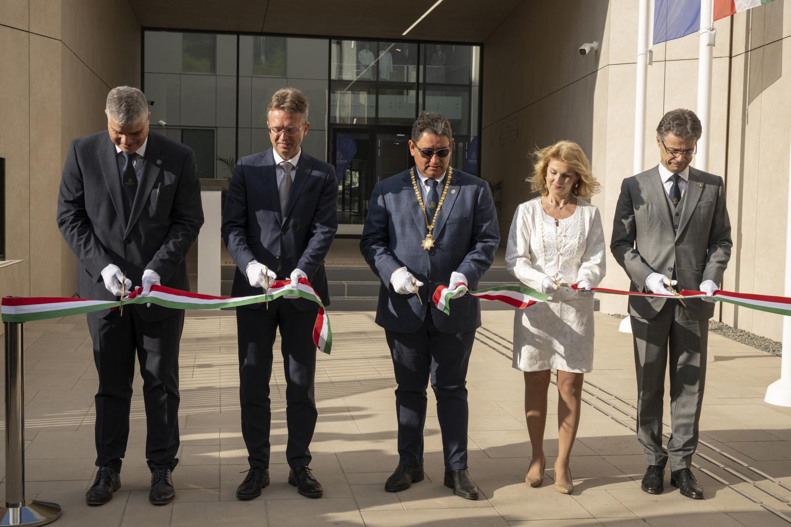 Három nappal a választás előtt átadták, majd utána visszakordonozták a Semmelweis Egyetem új központját