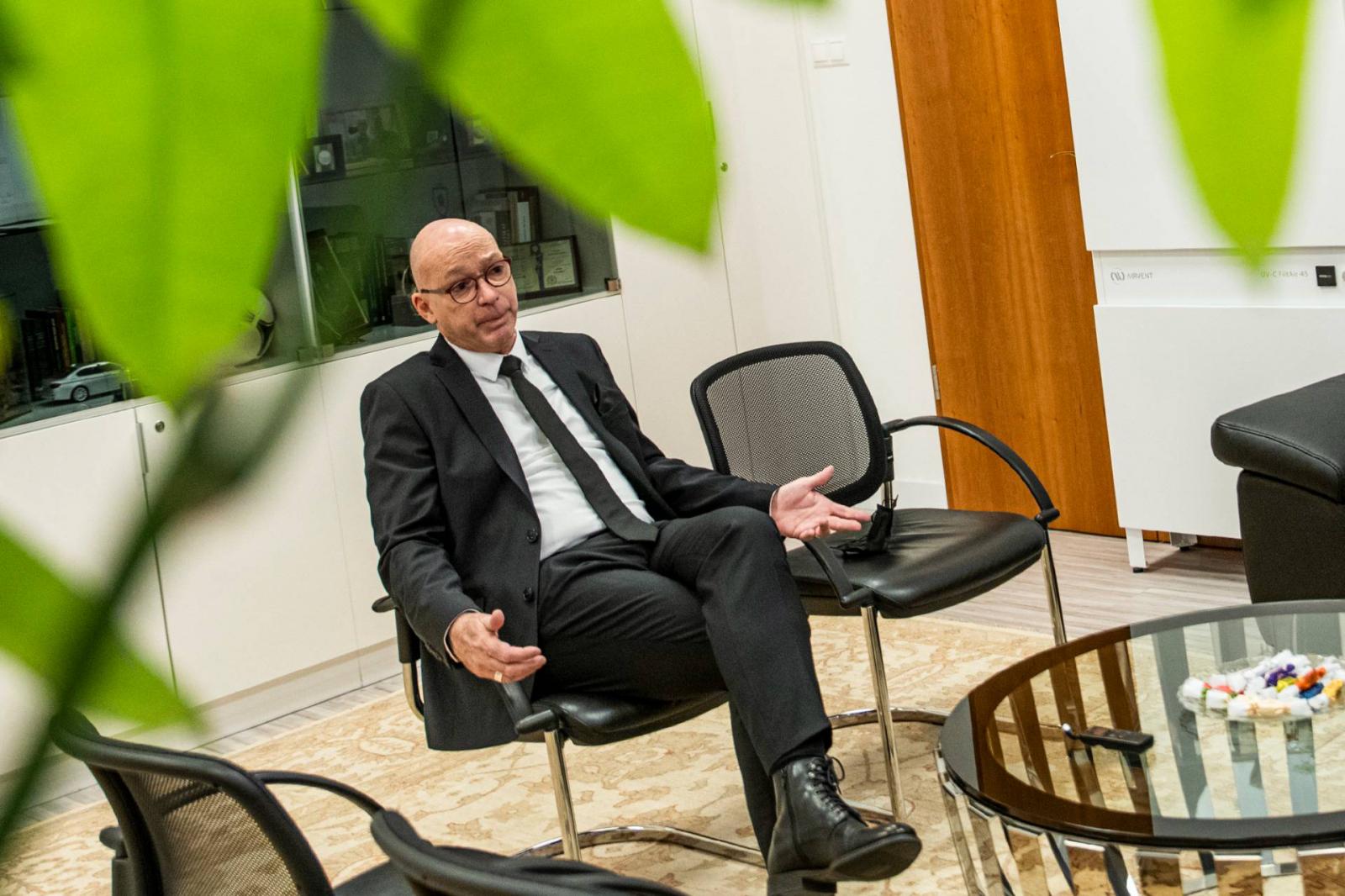 Péterfalvi Attila azt állítja, ő nem pezsgőzött Orbán Viktorral, Magyar Péterrel viszont talán igen