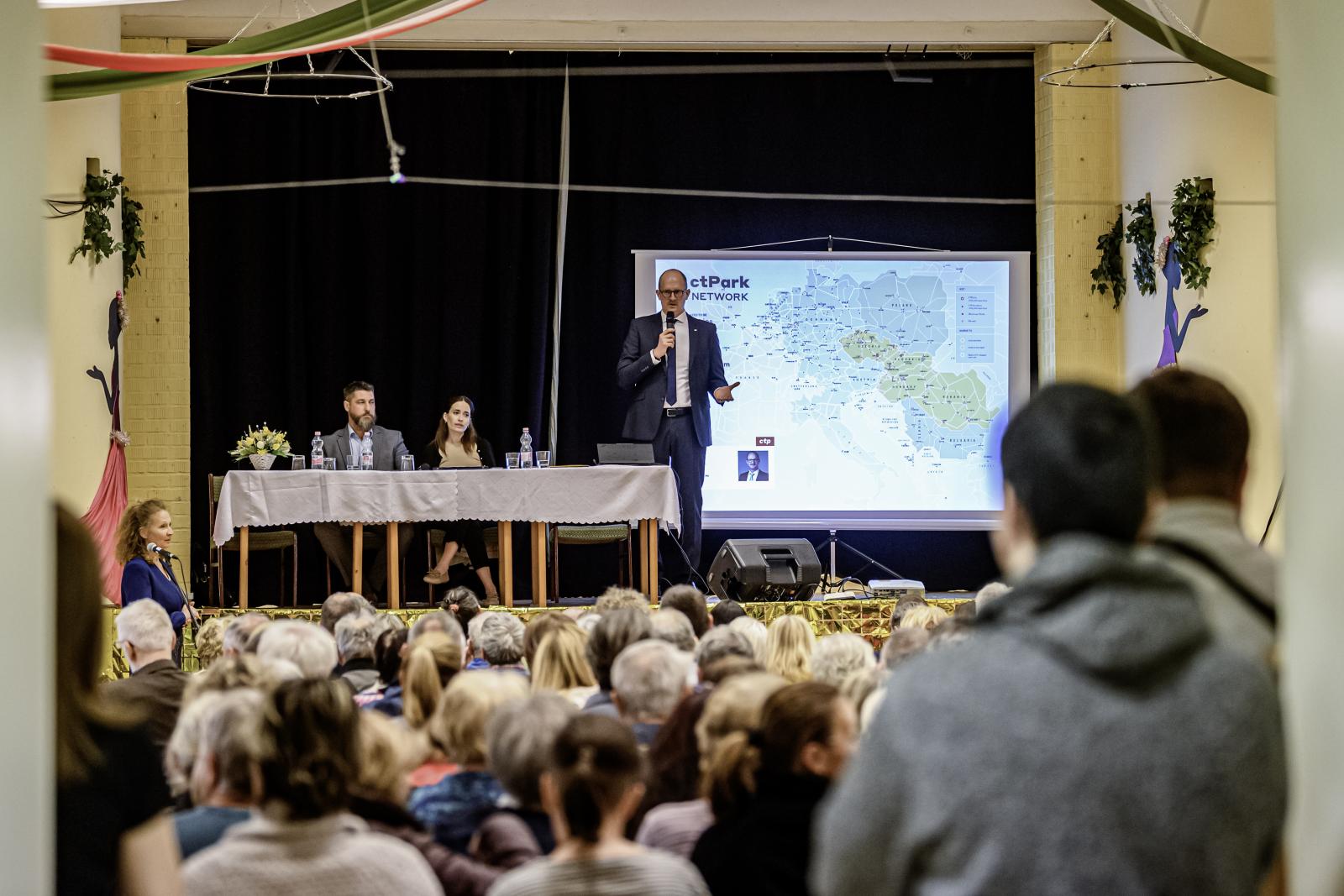 Gondi Ferenc igyekezett nyugtatni a hallgatóságot, felemás sikerrel