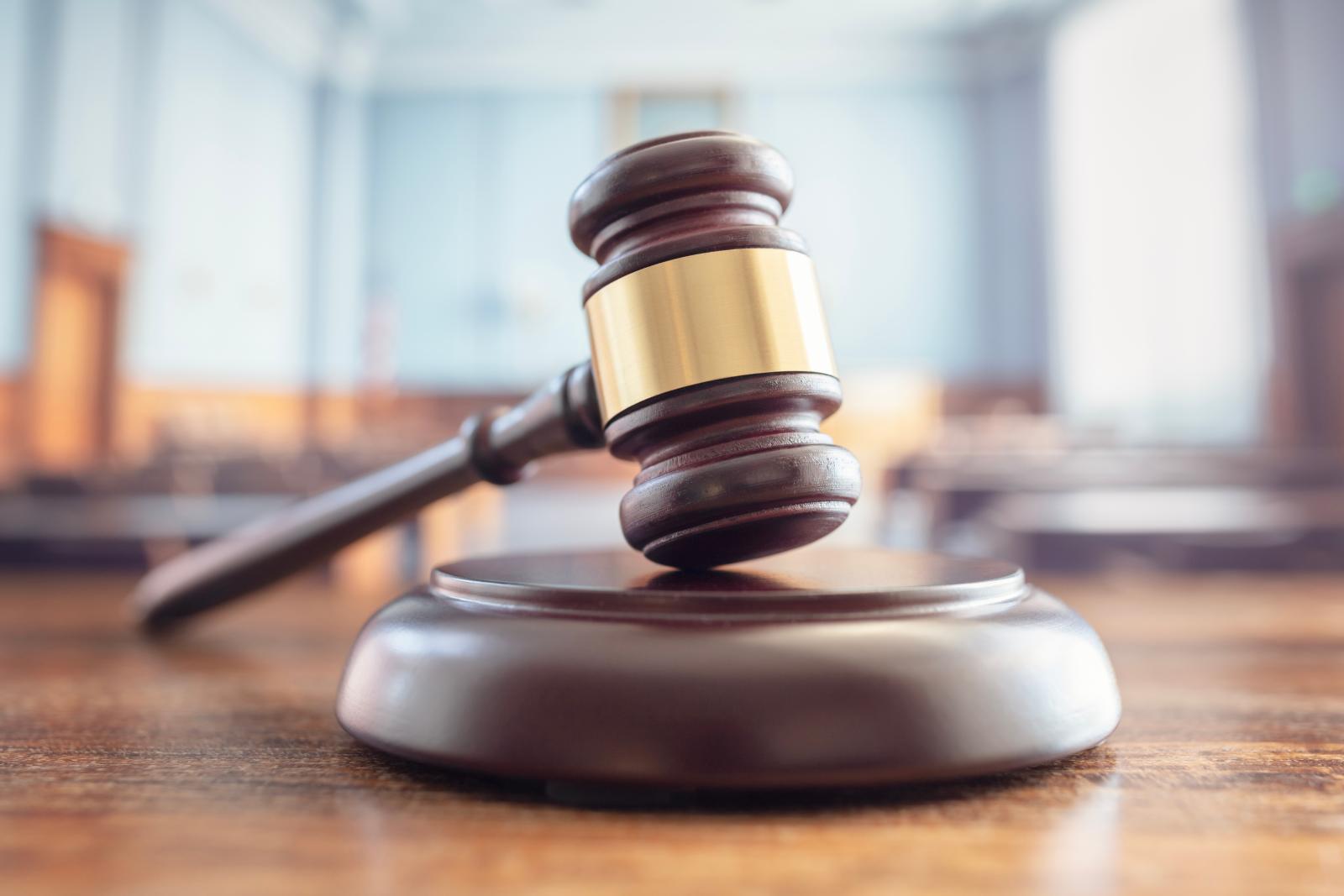 Elítélték emberölés miatt azt a tizenéves lányt, aki egy pécsi kollégiumi mosdóban szülte meg, majd magára hagyta gyermekét