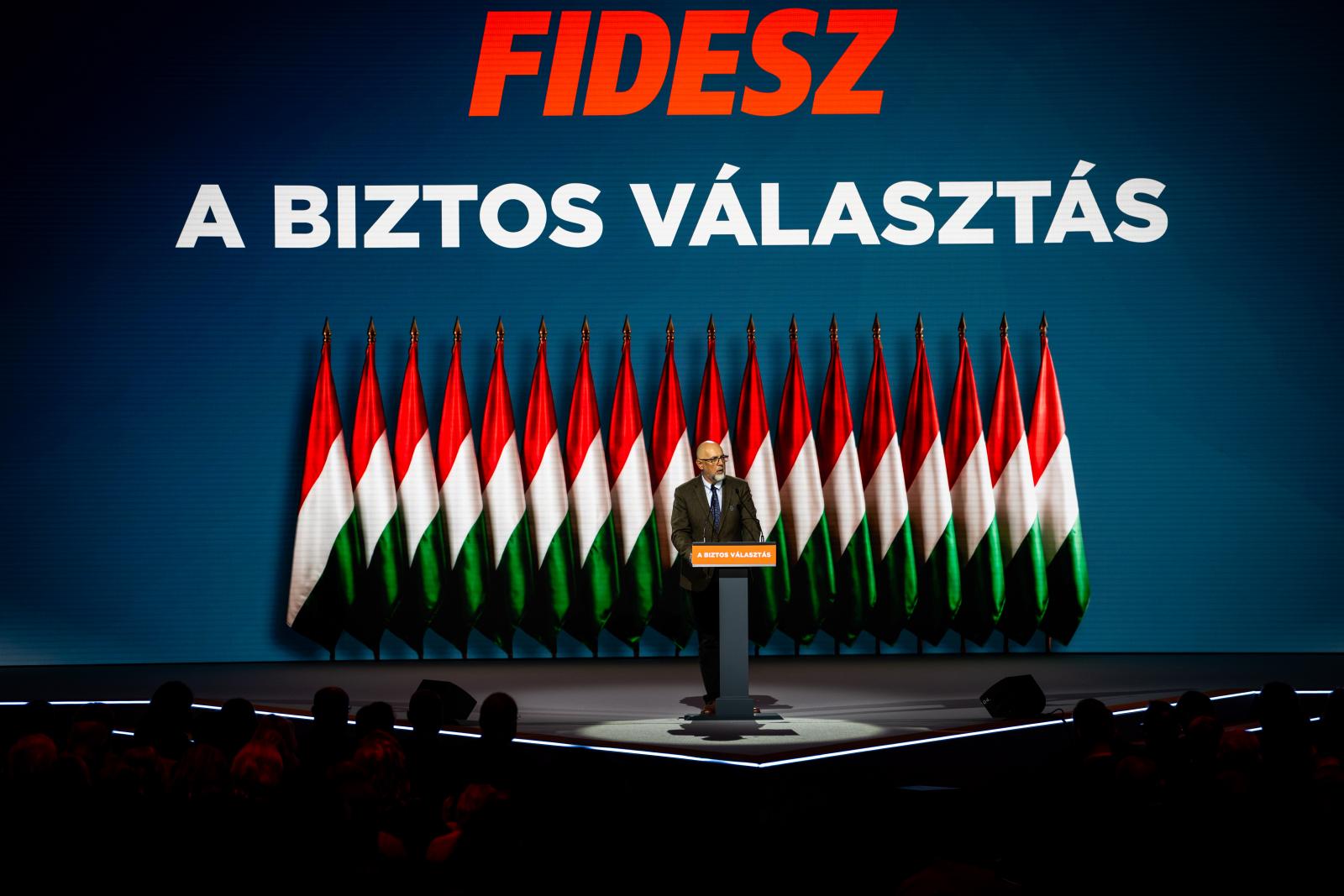 „Miért álltak az
itteni politikusok
egy olyan ideológia
mellé, amely
nekünk nem
felel meg?” –
Kelemen Hunor
RMDSZ-elnök
a Fidesz januári
kongresszusán