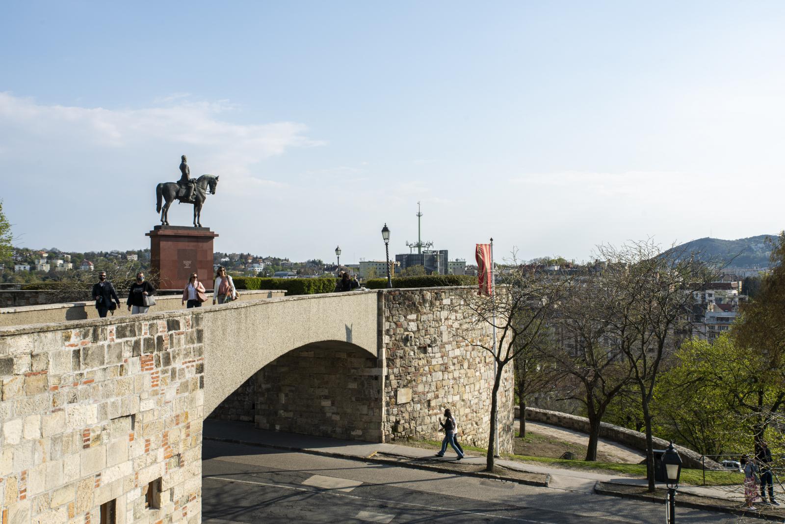 A Vár túlsó oldaláról Görgei Artúr tekint át a budai hegyekre. Szobrát 1935-ben avatták fel, de a háborúban találatot kapott, és nem restaurálták, 1998-ban viszont újraalkották, ekkor került mai helyére