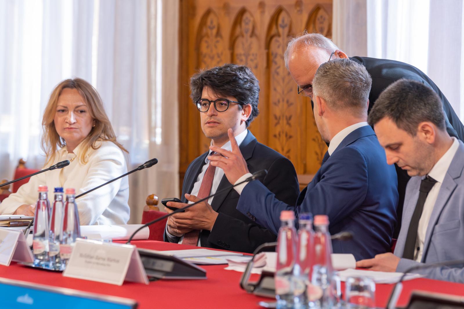 Bujdosó Andrea, Velkey György László, Magyar Péter és Melléthei-Barna Márton az Országgyűlés alakuló ülését előkészítő tárgyaláson Budapesten az Országházban 2026. április 17-én