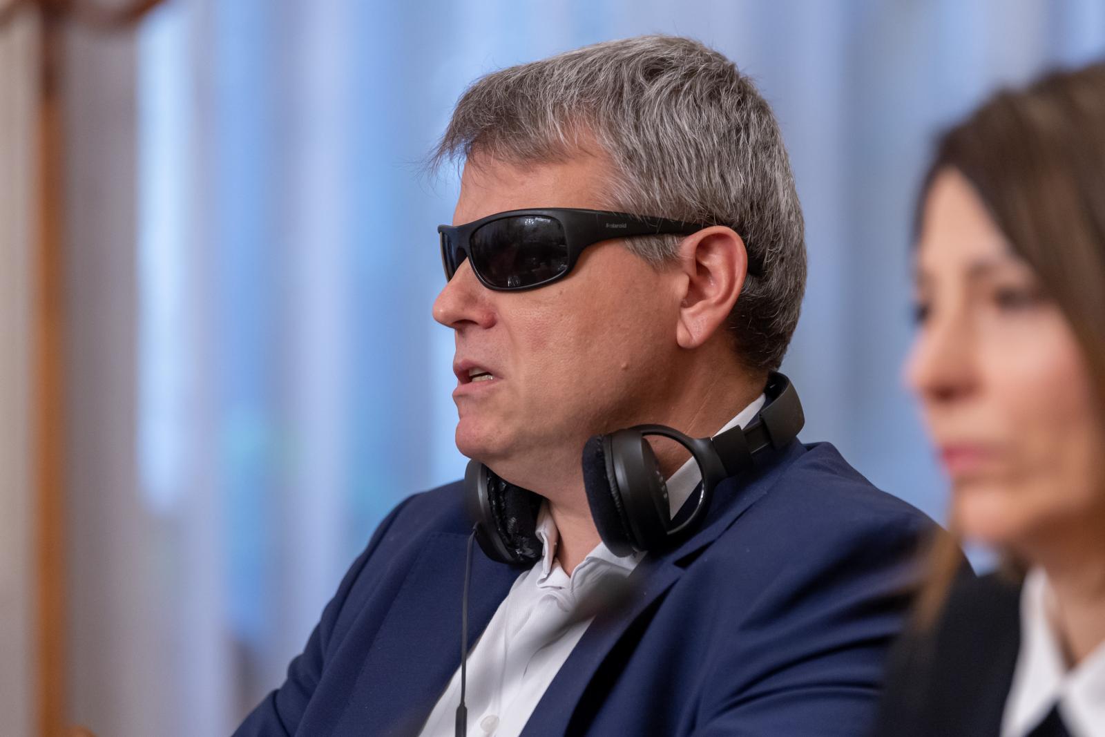 A Fidesz influenszere elkezdte gúnyolni Kátai-Németh Vilmost, amiért vak, Magyar Péter és Hegedűs Zsolt is visszaszólt